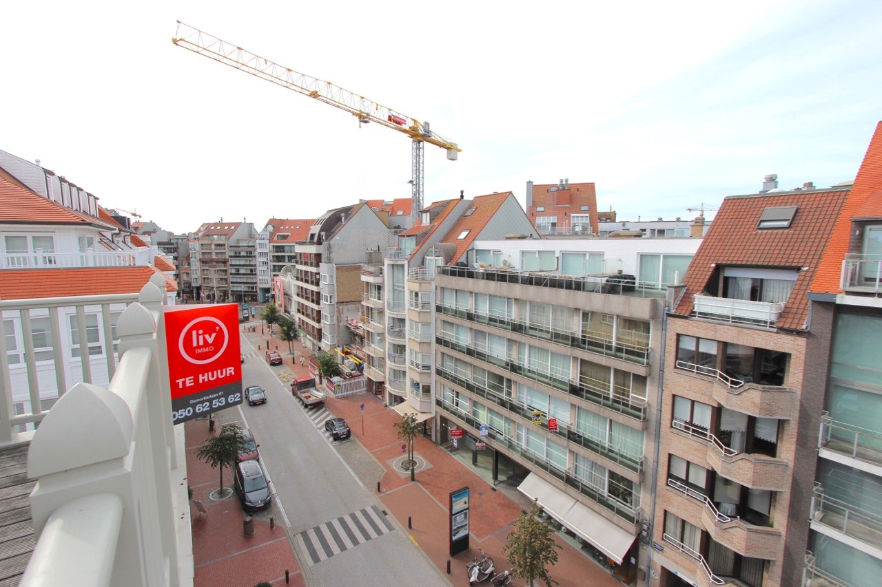 GEMEUBELD - Duplex appartement MET DRIE SLAAPKAMERS gelegen in de DUMORTIERLAAN te Knokke-Heist  foto 9