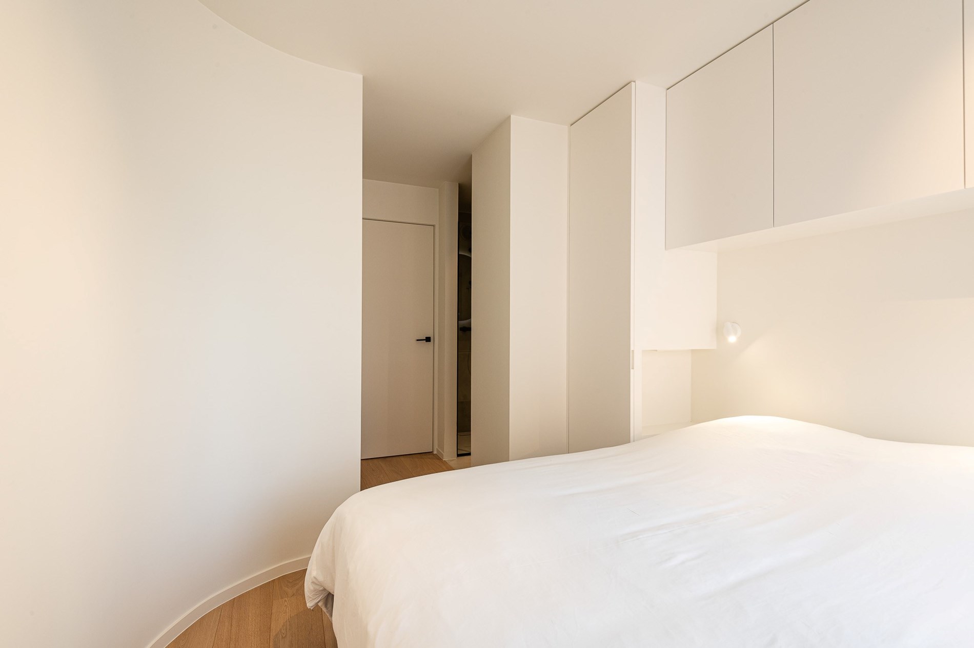 Prachtig gerenoveerd 3-slaapkamer appartement met terras en mooi zijdelings zeezicht gelegen in het centrum van Knokke op enkele meters van het strand.  foto 27