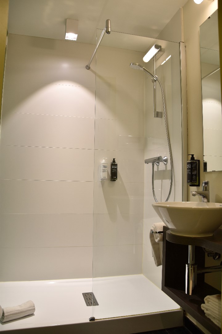 Hotelkamer met aparte badkamer in 'Ibis Style" Kortrijk te koop foto 6