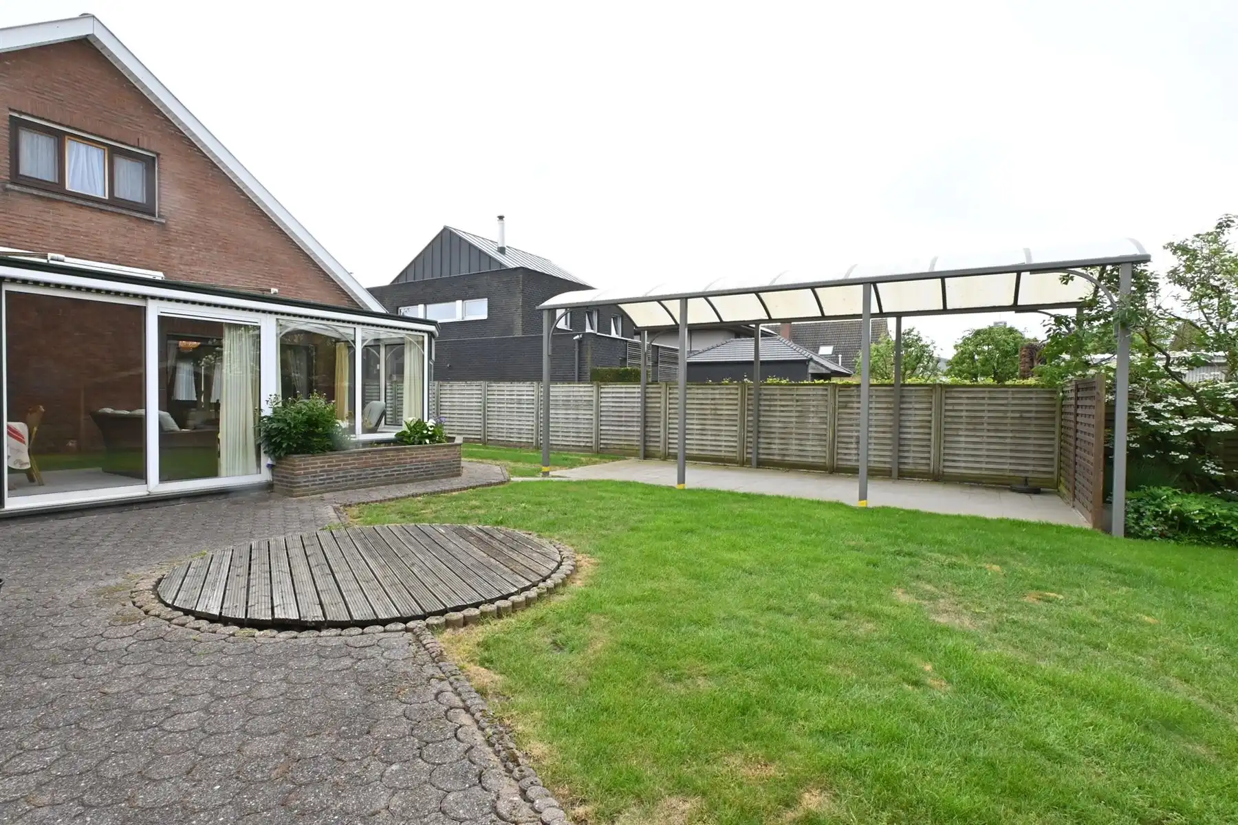 Ruime woning met 4 slaapkamers en grote garage foto 14