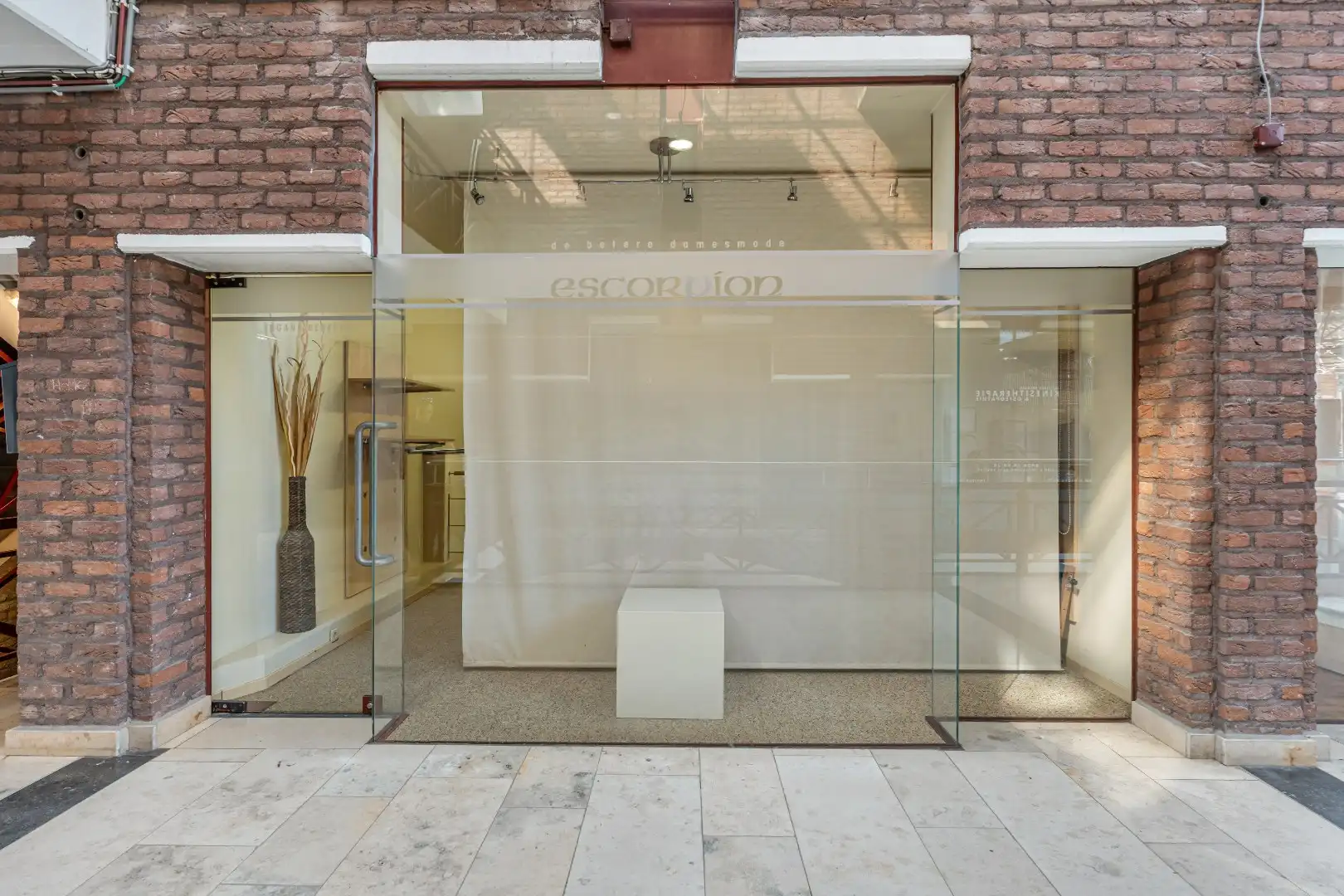 Commercieel uitstekend gelegen handelspand, 90m² foto 16
