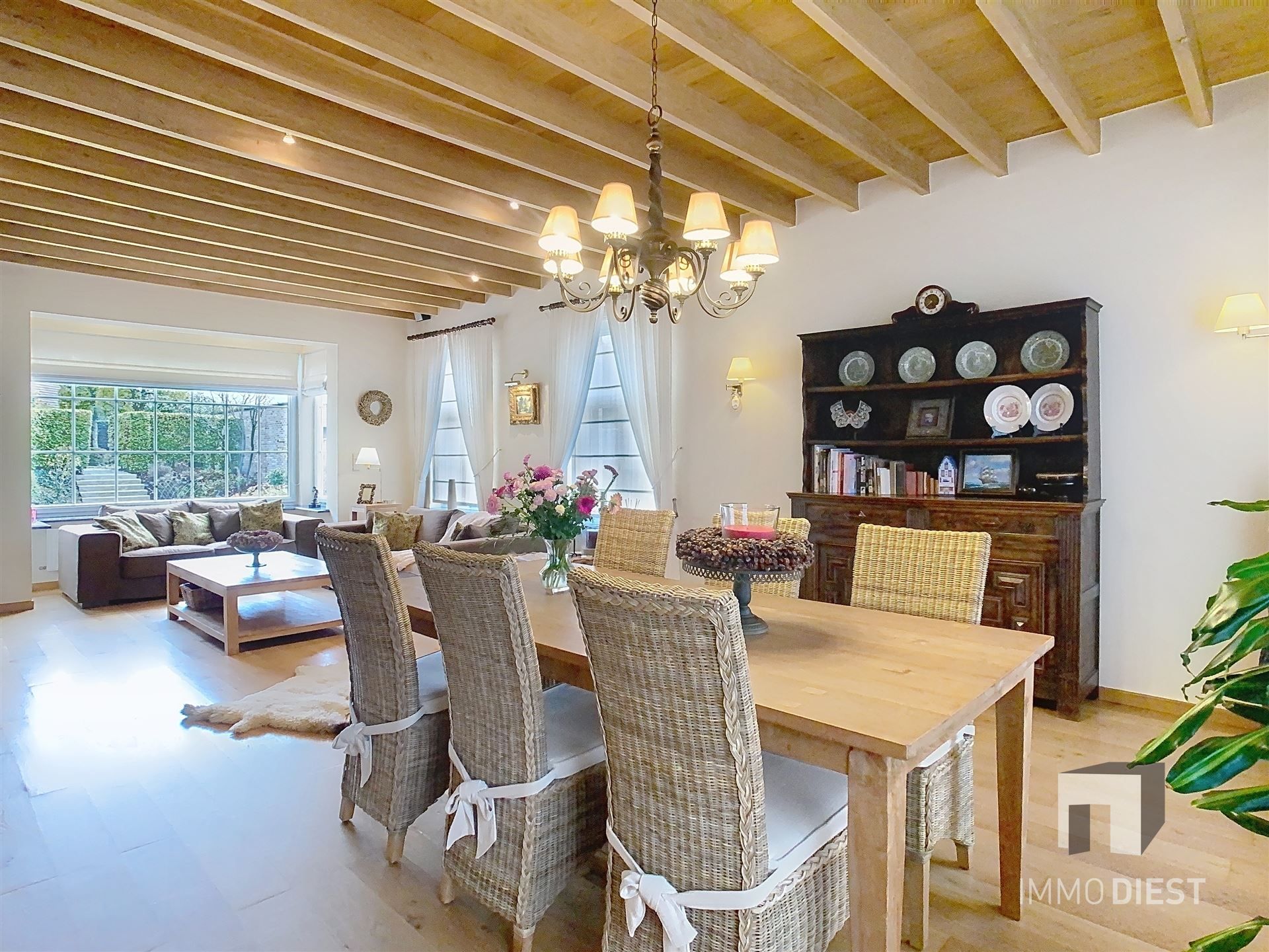 Ontdek deze solide, karaktervolle woning in Veerle met een zeer gunstige ligging op 10 are. foto 8