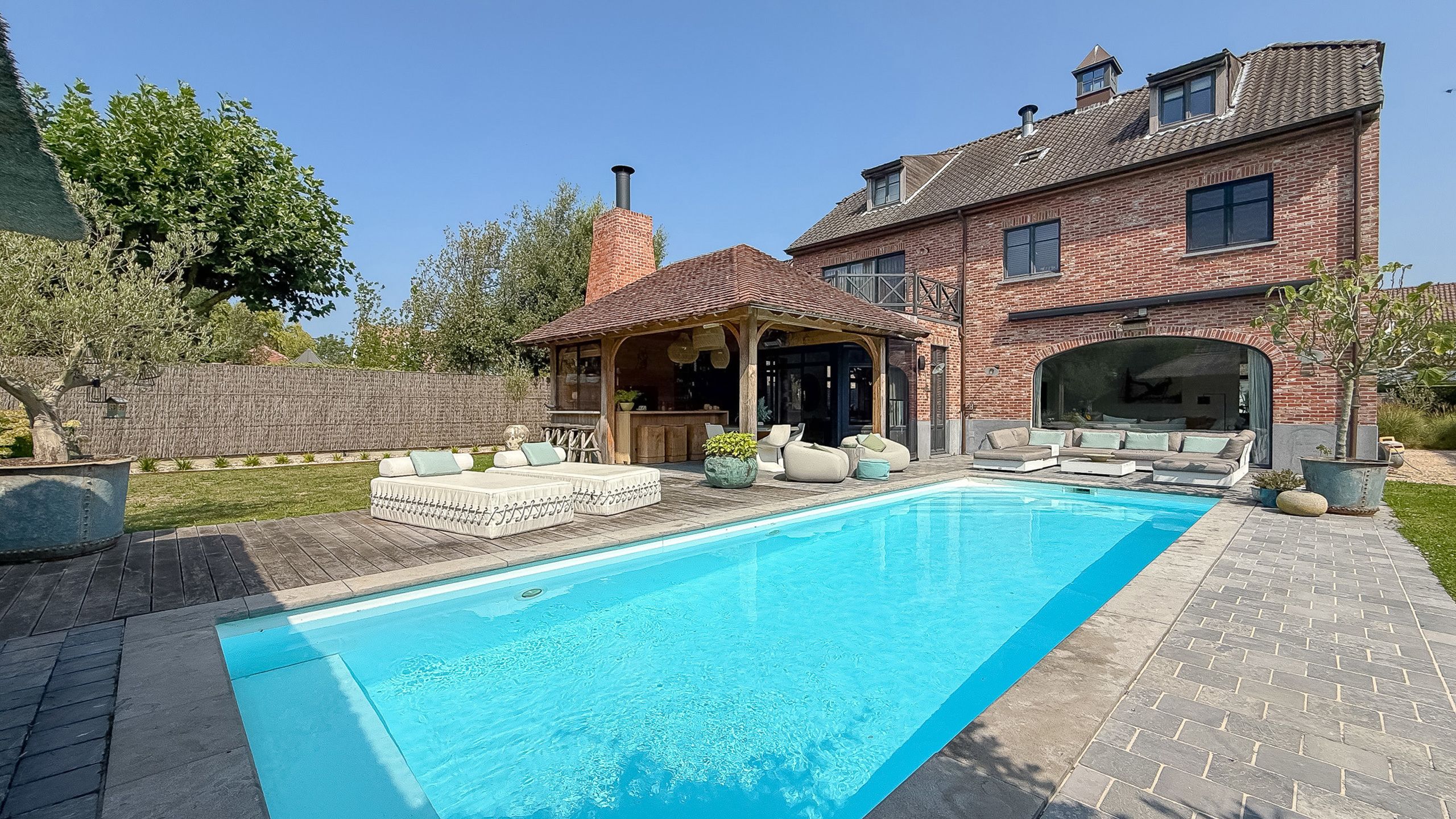 Exclusieve villa met zwembad, gelegen in een groene omgeving foto 2