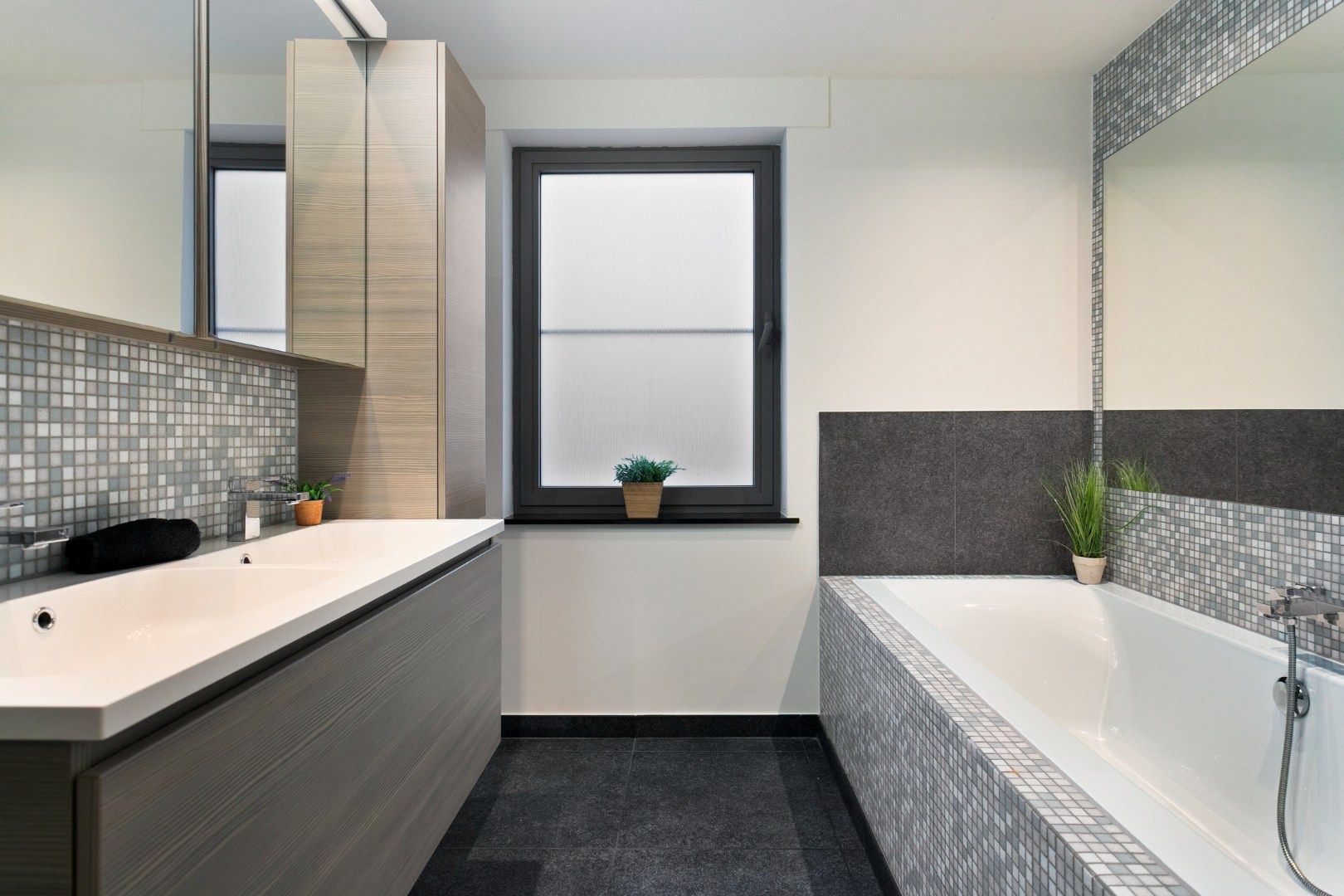 Gerenoveerde woning met prachtige leefruimte en garage! foto 10