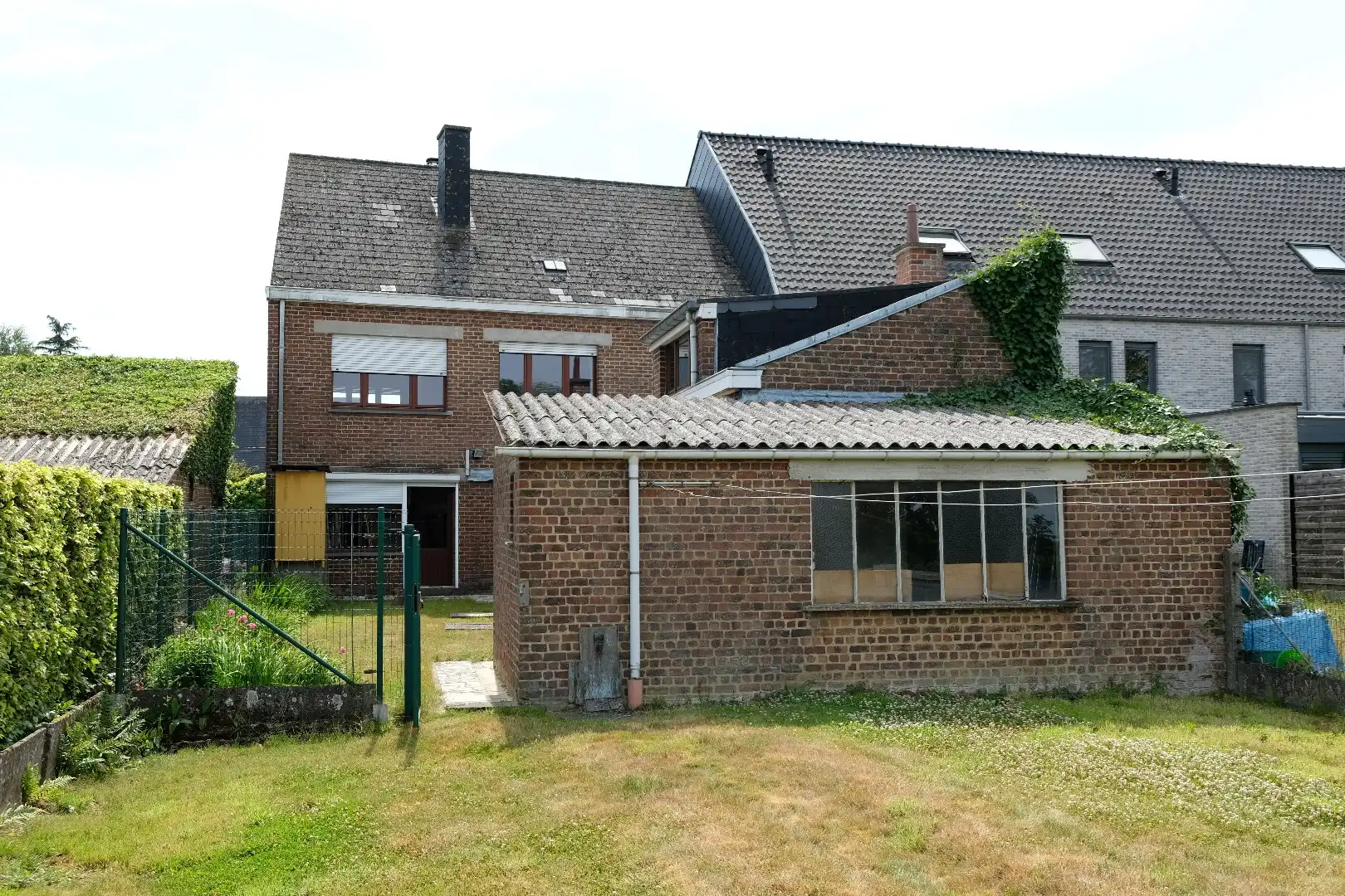 Ruime woning met garage, bijgebouwen en tuin en veel potentieel voor extra slaapkamers foto 29