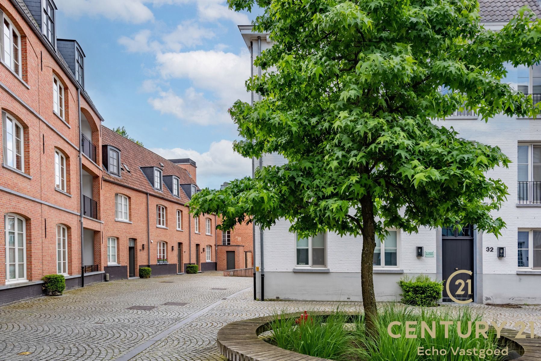 Luxe gekoppelde stadsvilla met mooie tuin + inpandige garage foto 2