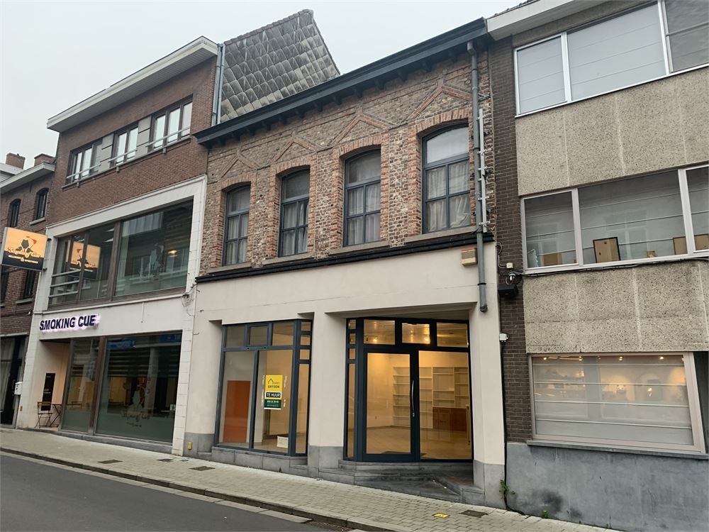 Gunstig gelegen handelspand/kantoorruimte nabij de markt van Torhout foto {{pictureIndex}}