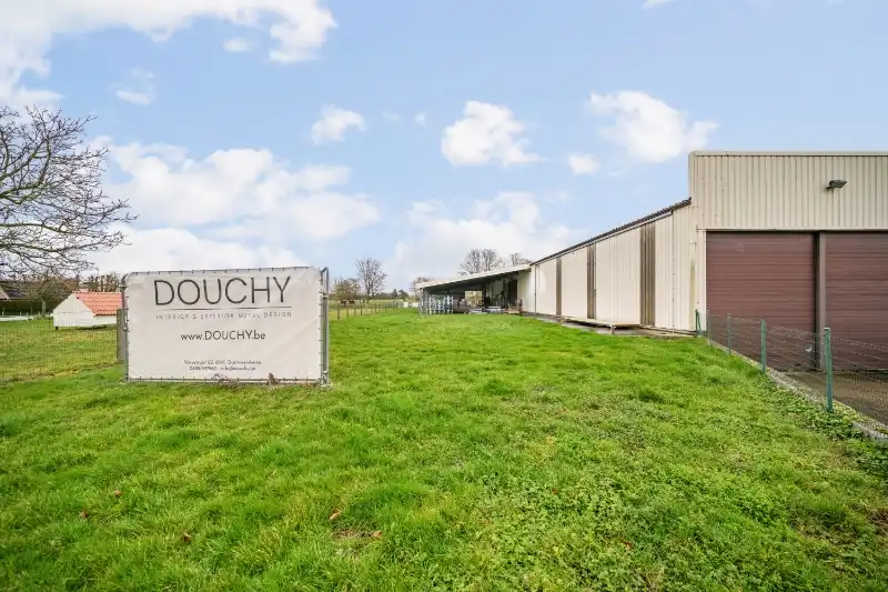 Oostnieuwkerke. Bedrijfsgebouw van 965m2 met overkapping, recente kantoren, parking en koer... Gelegen in een ambachtelijke zone op een perceel van +/- 3465m2. foto 6