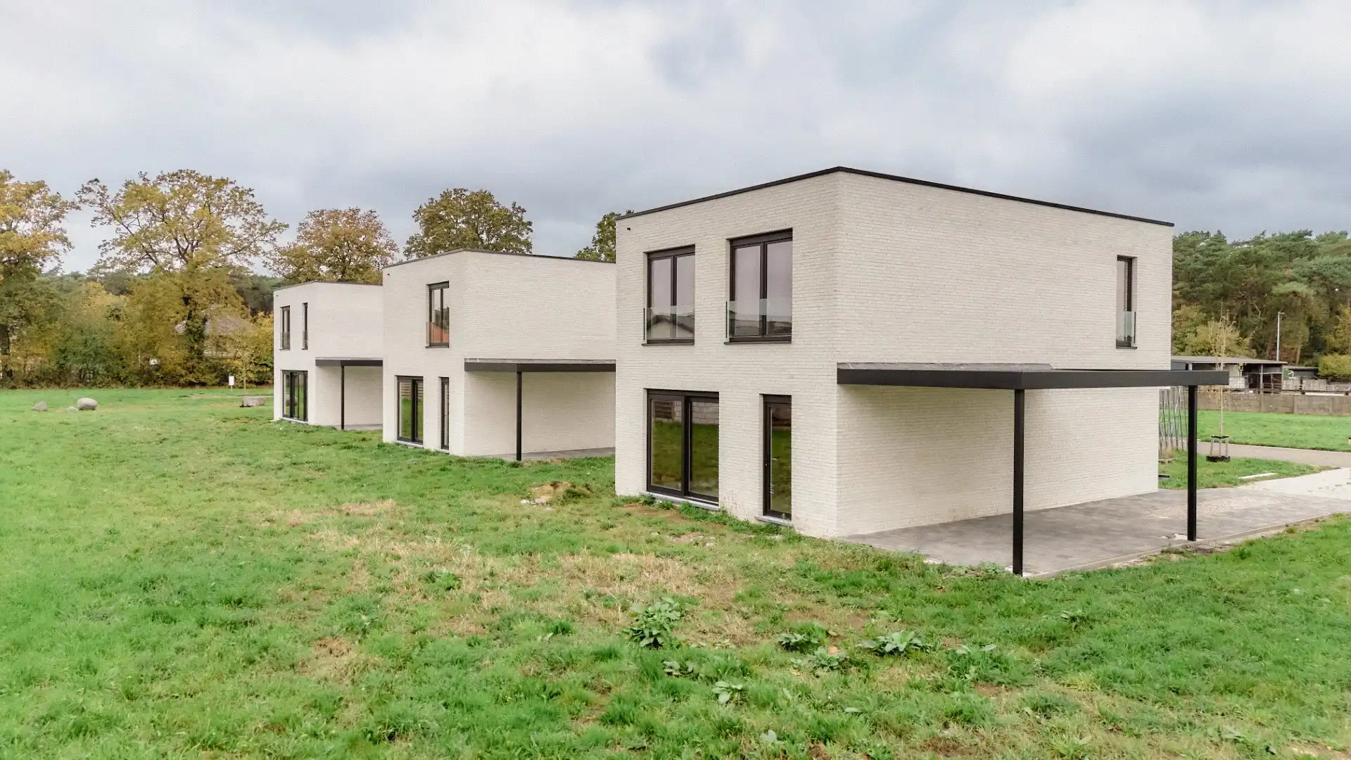 Bijna-afgewerkte open bebouwing in groene wijk foto 9