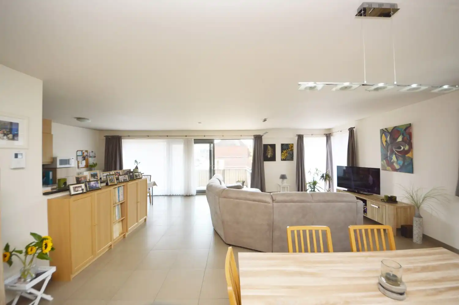 Lichtrijk en modern appartement met riant zonneterras, 2 ondergrondse staanplaatsen én kelder in hartje Ninove! foto 7