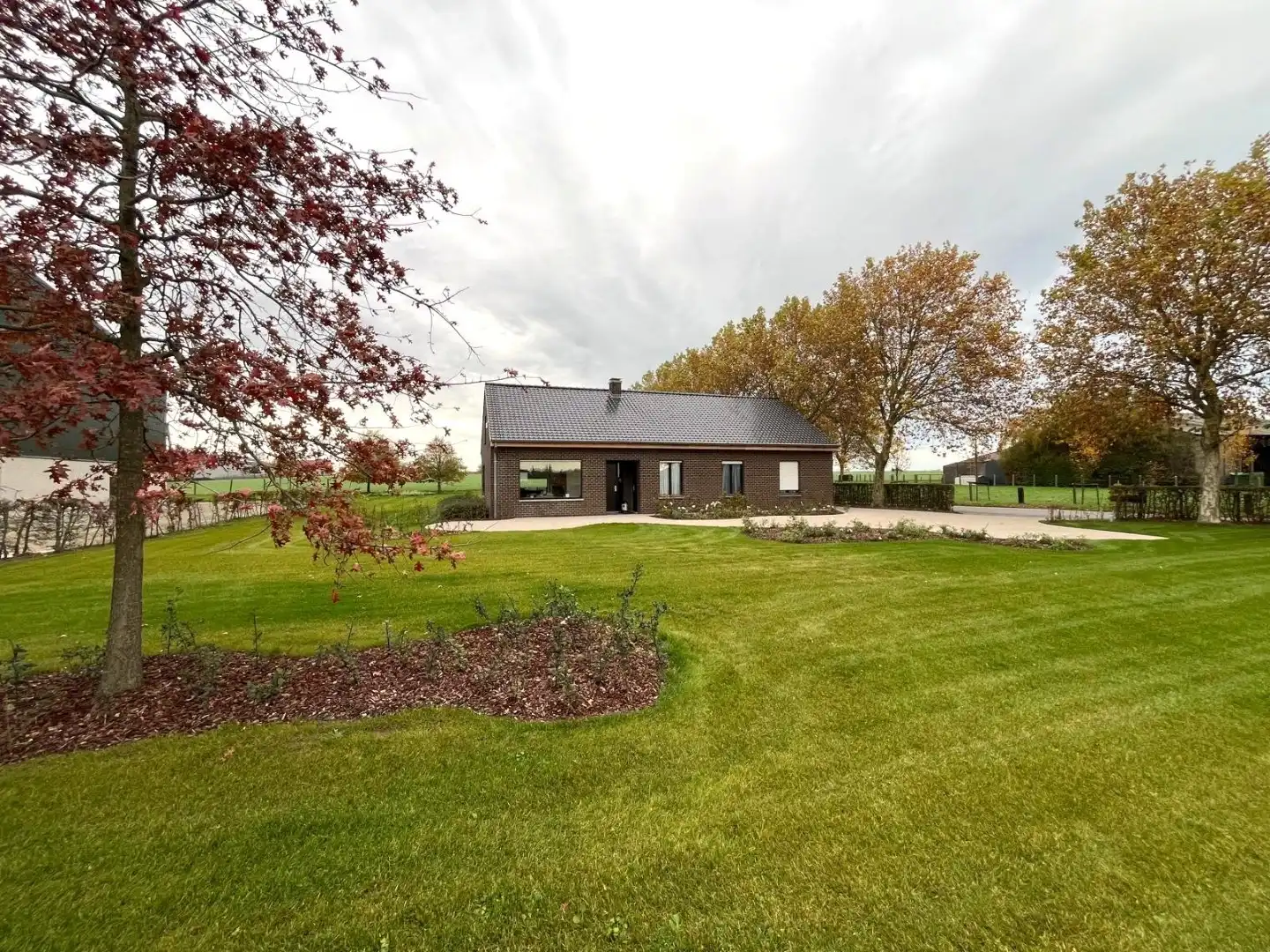 LANDELIJK GELEGEN ALLEENSTAANDE CONCIERGE WONING MET 3 SLPKS | GROTE TUIN foto {{pictureIndex}}