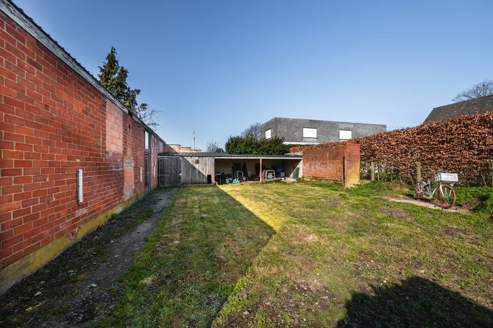 Alleenstaande en bijhuis op ongeveer 809 m² te Torhout. foto 4