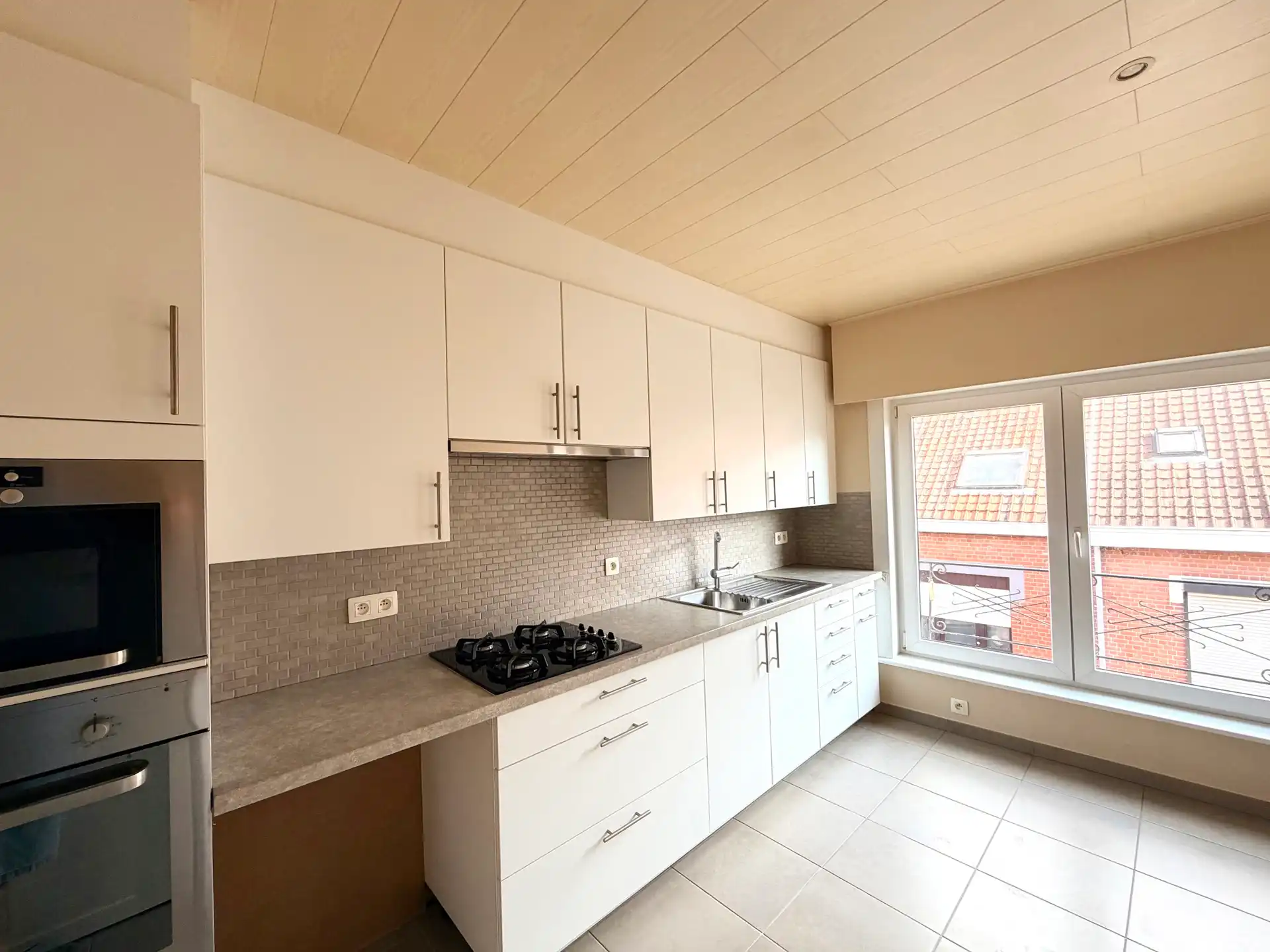Instapklaar 2-slaapkamerappartement met grote GARAGE foto 3