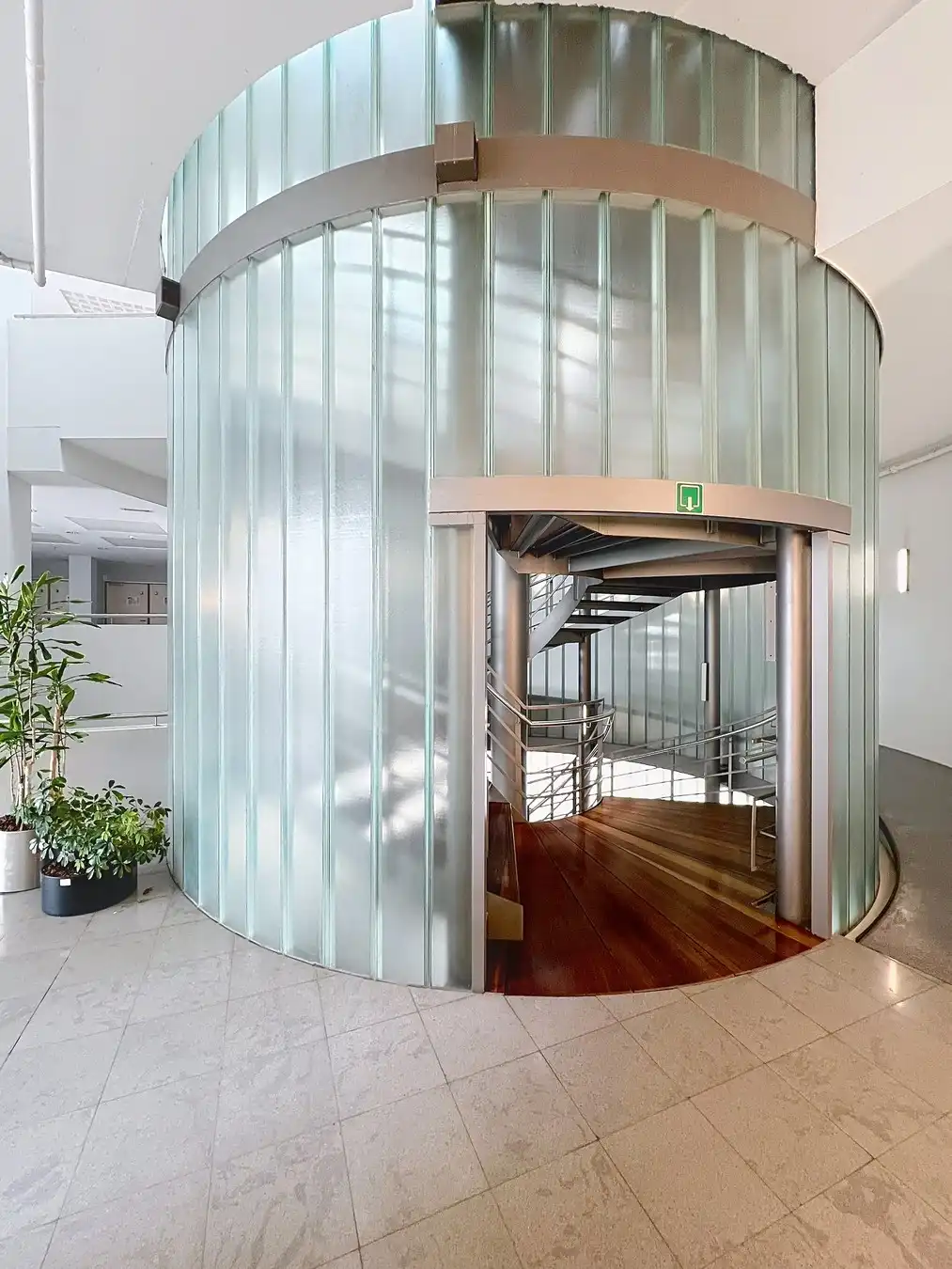 LICHTRIJKE kantoorruimten (1.400 tot 1.800m²) aan ZEER interessante voorwaarden nabij afrit Kortrijk-Oost E17. Onmiddellijk beschikbaar! foto 4