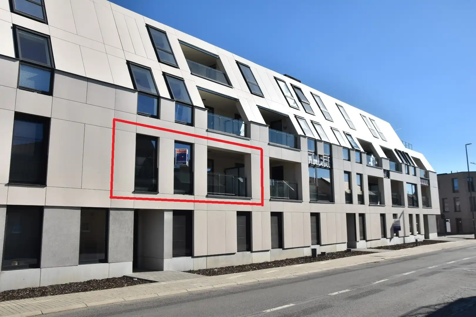 Modern ingericht appartement aan rand van centrum foto {{pictureIndex}}