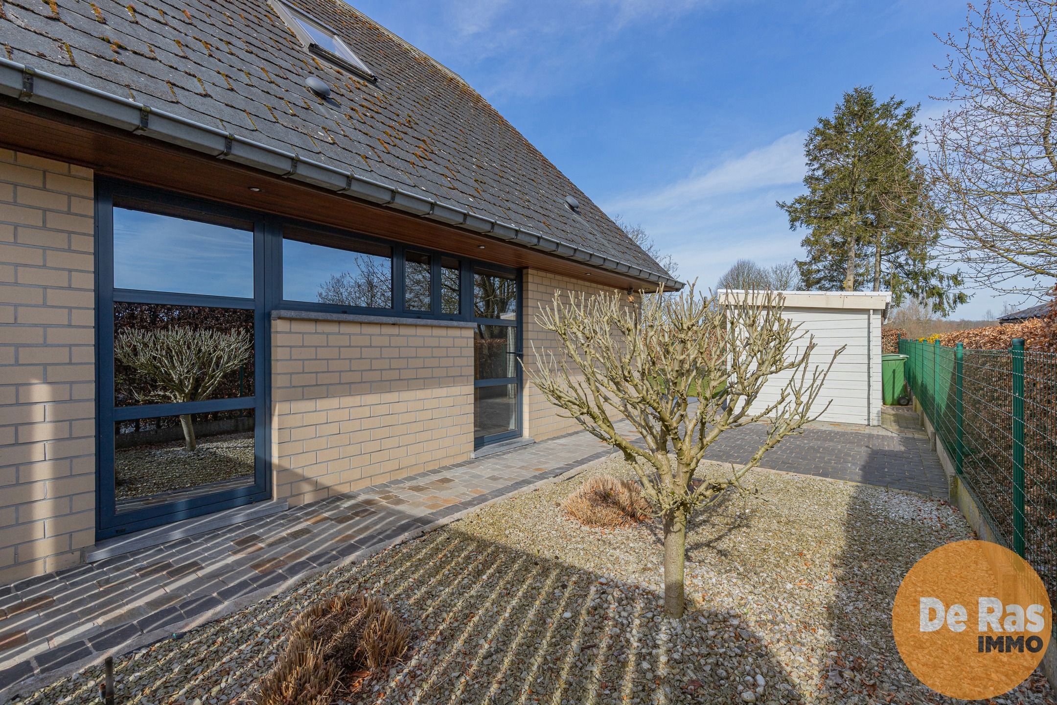 HILLEGEM - Villa in een rustige straat nabij invalswegen foto 21