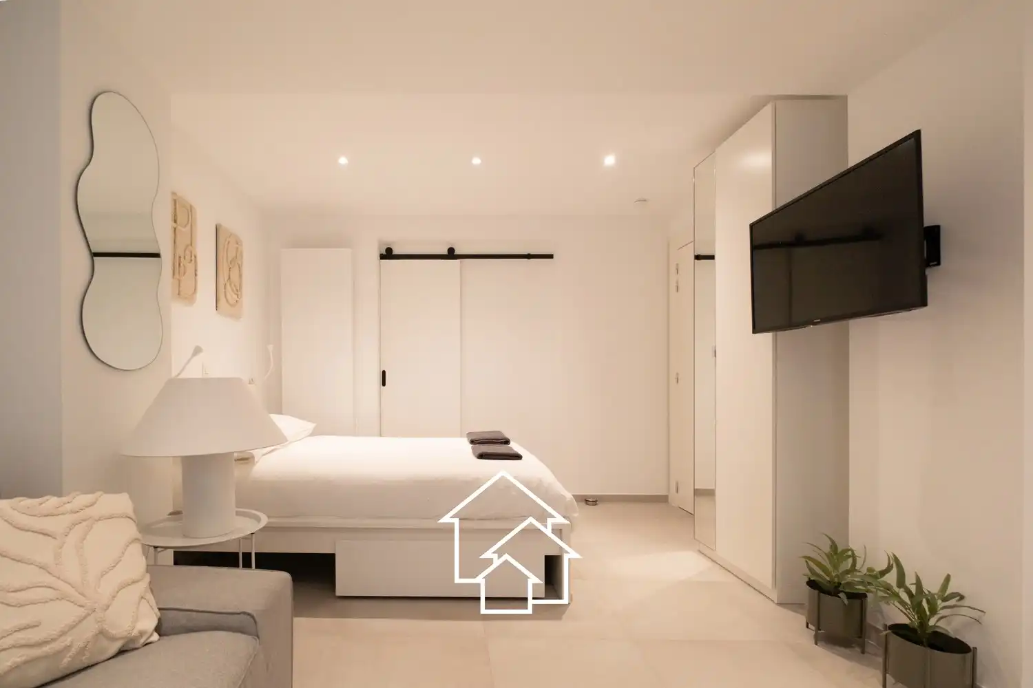 Gemeubileerd appartement met kleine binnenplaats in de wijk rond de vijvers van Ixelles. foto 2