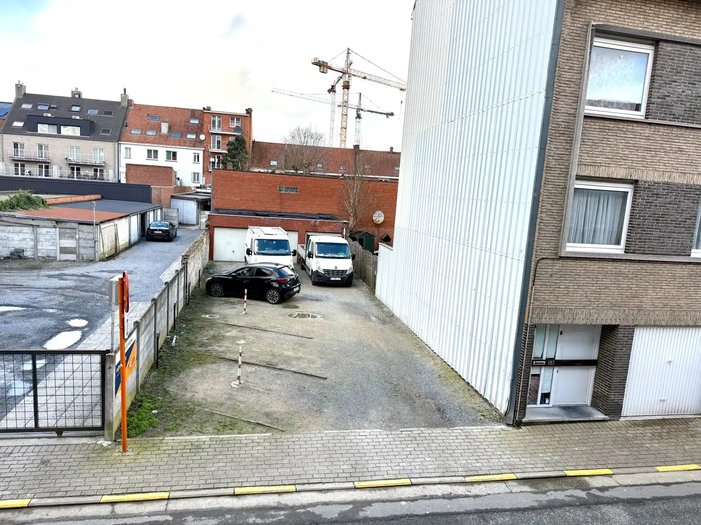 Bouwgrond met garages en parkeerplaatsen in centrum Deinze foto {{pictureIndex}}