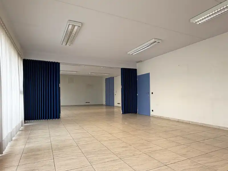 GEEL: Bedrijfsgebouw met kantoren en ruime buitenstockage foto 8