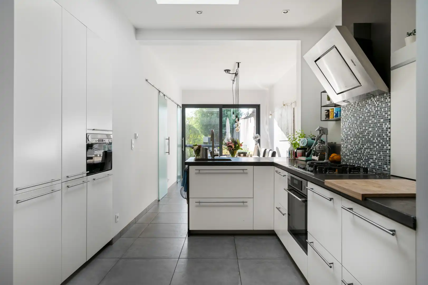 Verrassend ruim en energiezuinig wonen met een zonnige tuin in Schoten! foto 9