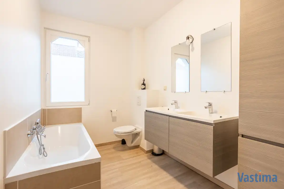 Woning in de stadsrand met 2 slaapkamers, dressing en tuin foto 14