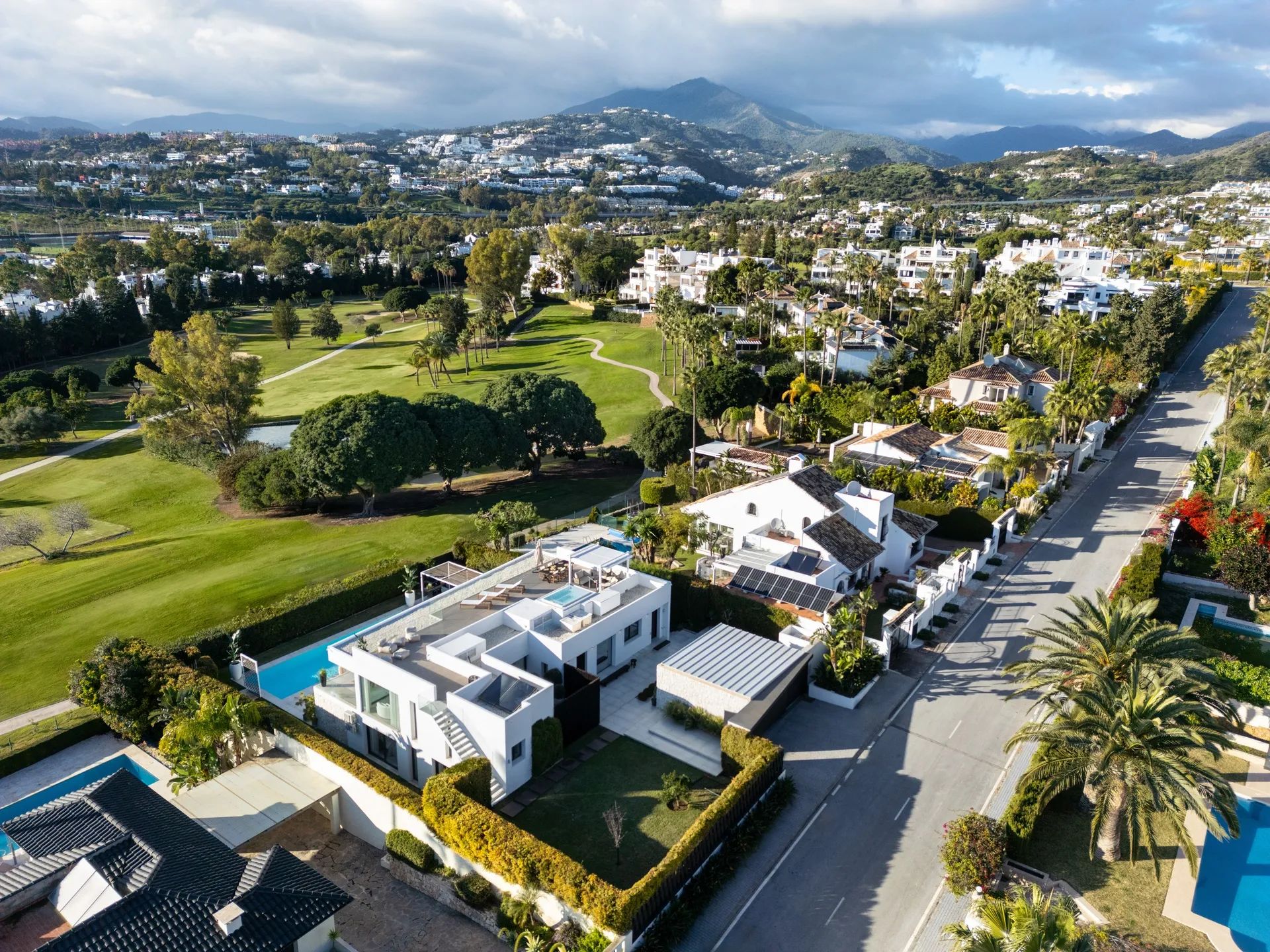 Moderne luxe aan de golfbaan – villa met adembenemend uitzicht in het hart van Nueva Andalucía foto 27