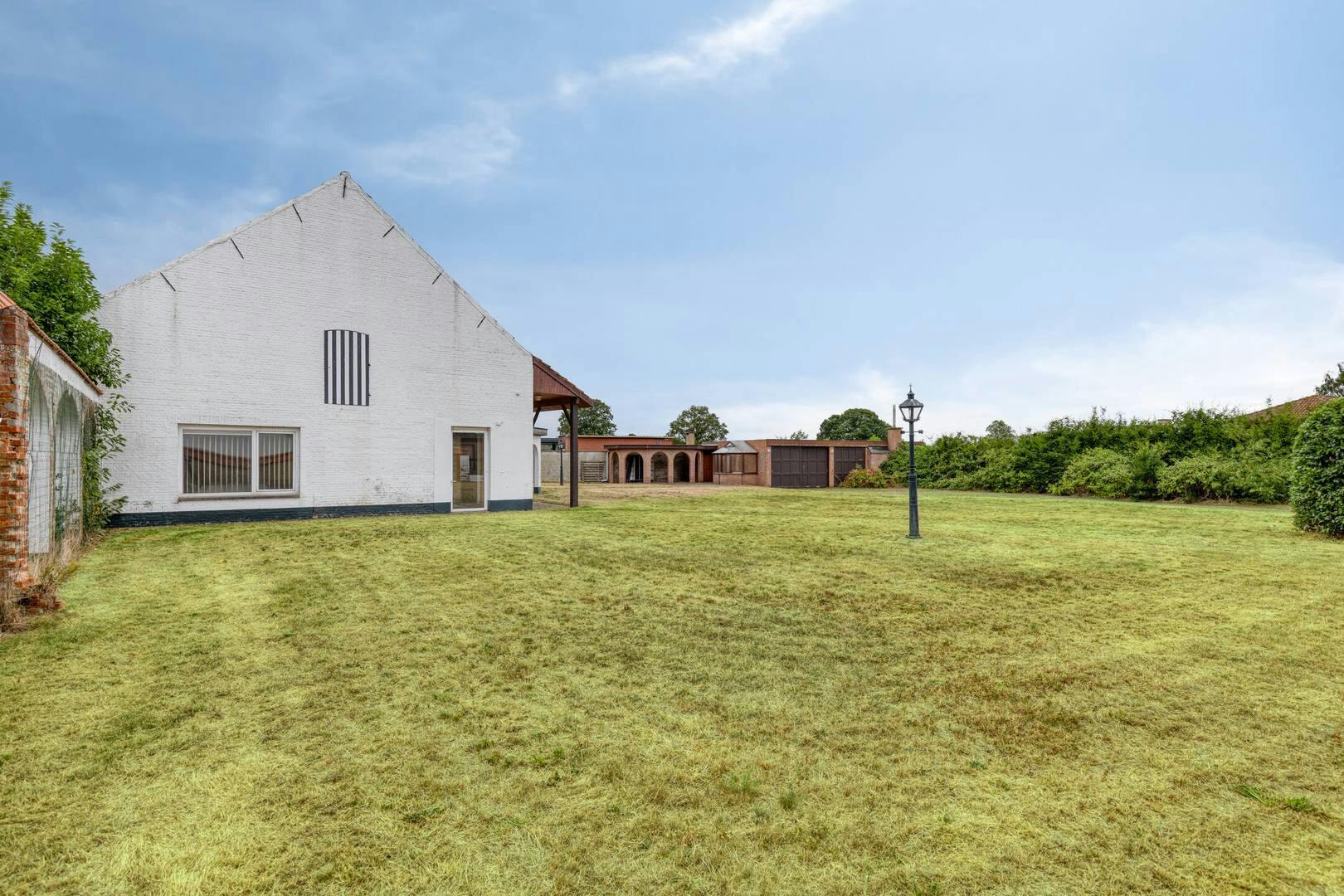 Te renoveren hoeve te koop in Lichtaart op ruim perceel foto 4