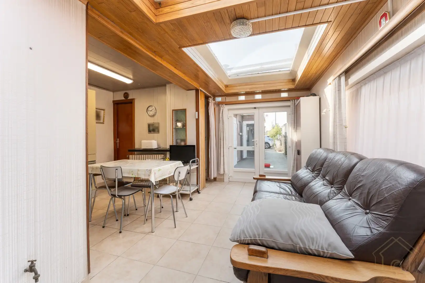 Halfopen gezinswoning met 5 slaapkamers en diepe tuin met uitweg foto 10