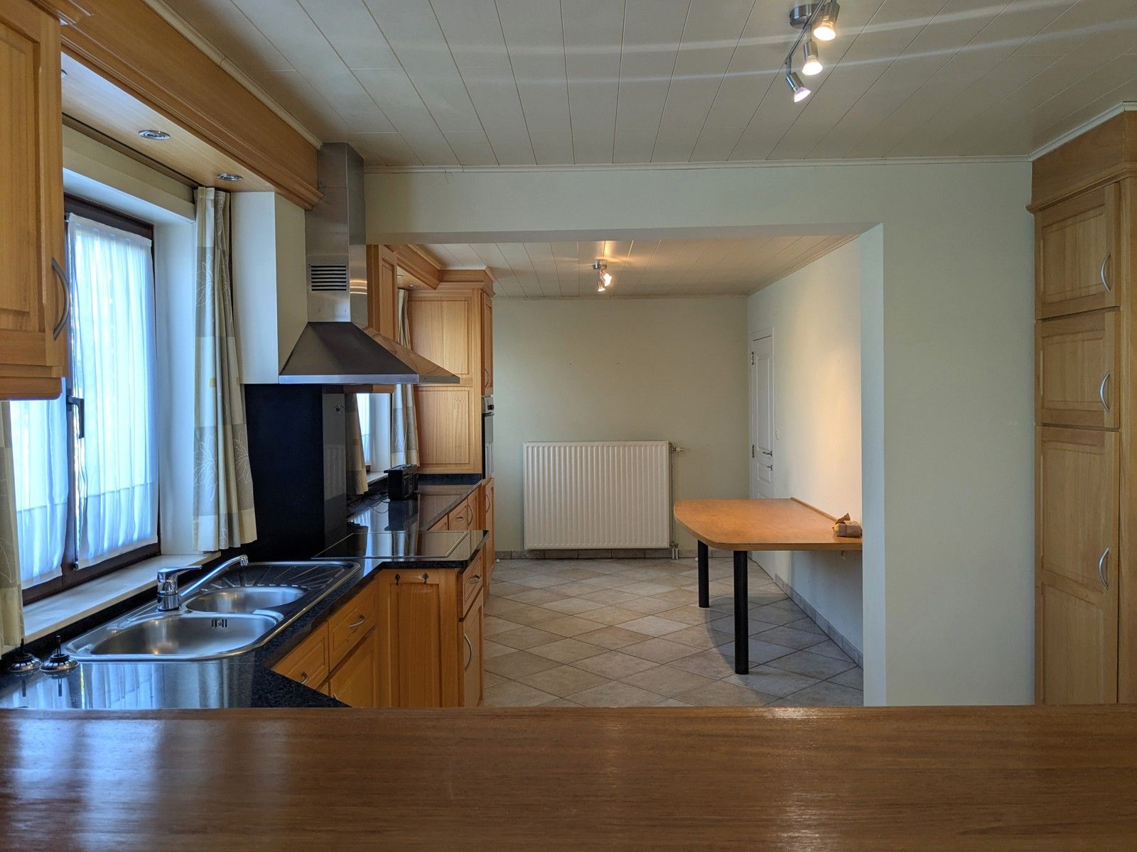 Ruime hoeve met mooie tuin + veel parking in rustig straatje foto 10
