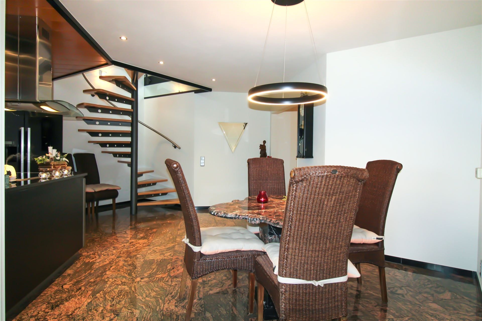 Grotestraat 332/2 – genieten van comfort, sauna, ruime inpandige garage, prachtig aangelegde tuin en een uniek uitzicht over de Maas! foto 5