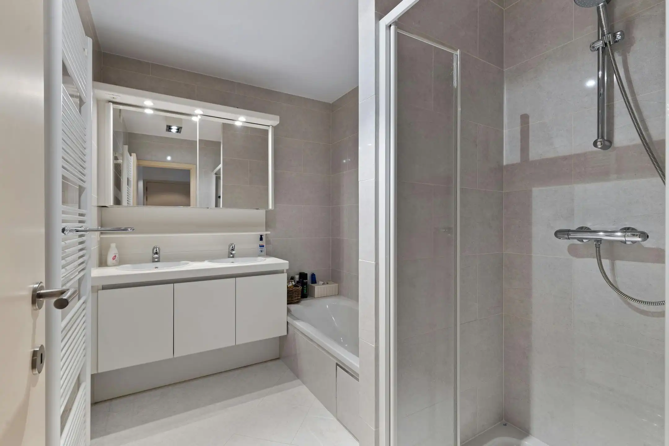 Hoekappartement met 2 slaapkamers en garage in Sint-Idesbald foto 8