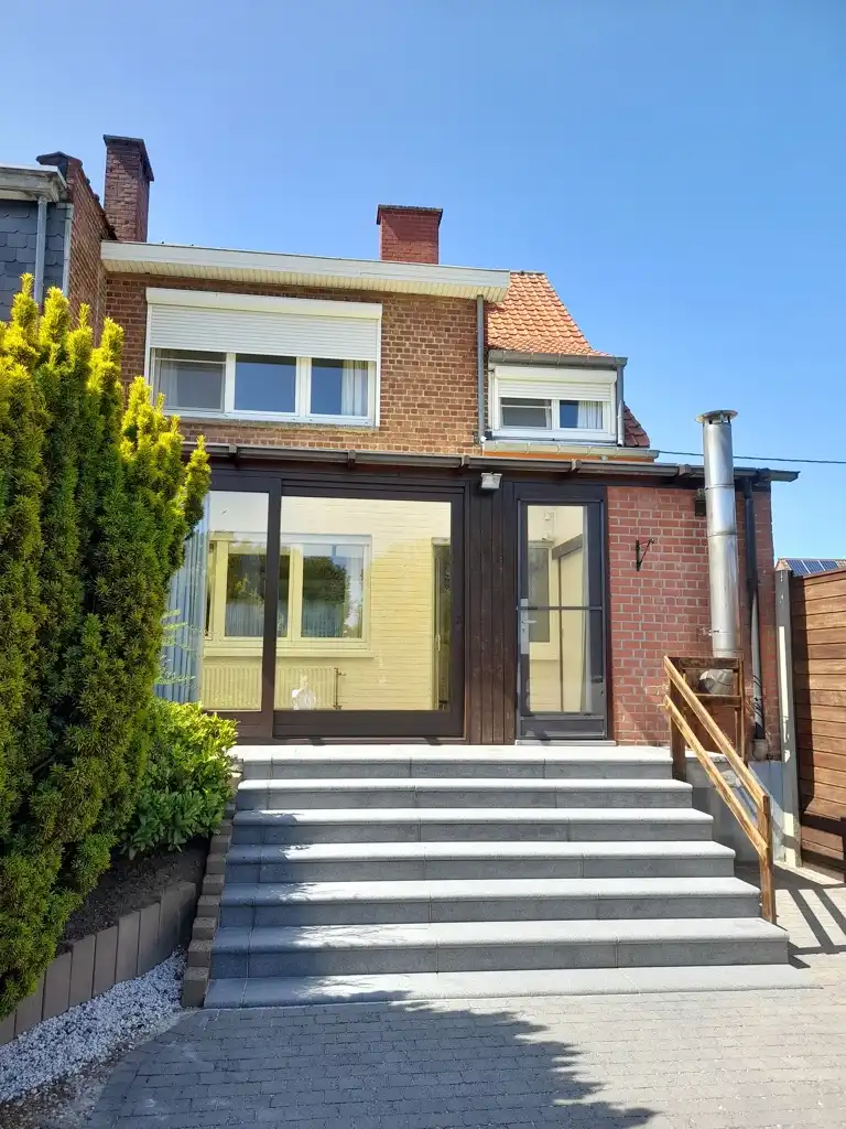 Halfopen bebouwing met 2 slpks, veranda en tuin foto 12