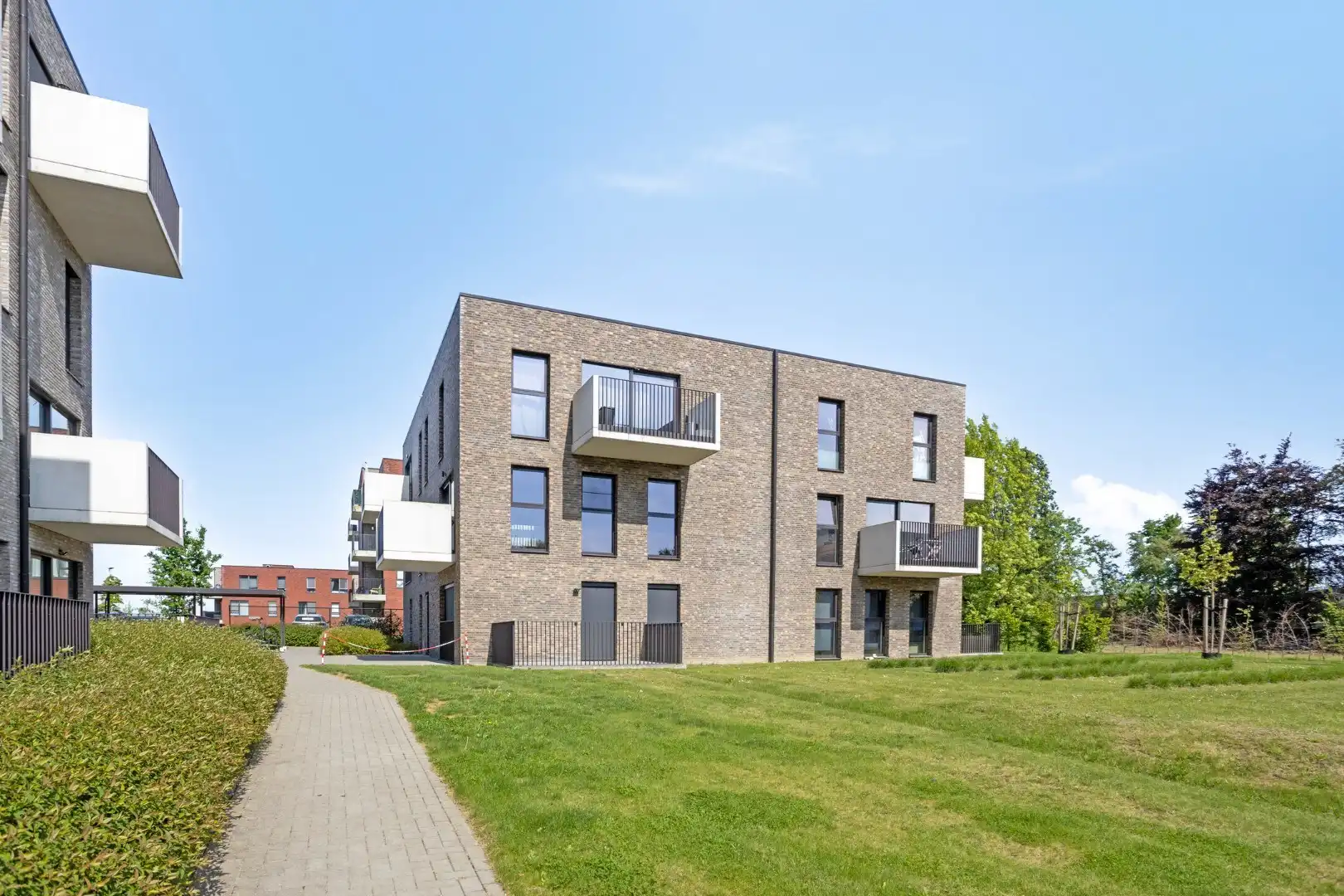 Modern appartement met ruim terras, rustige ligging in randstad Tongeren foto 16