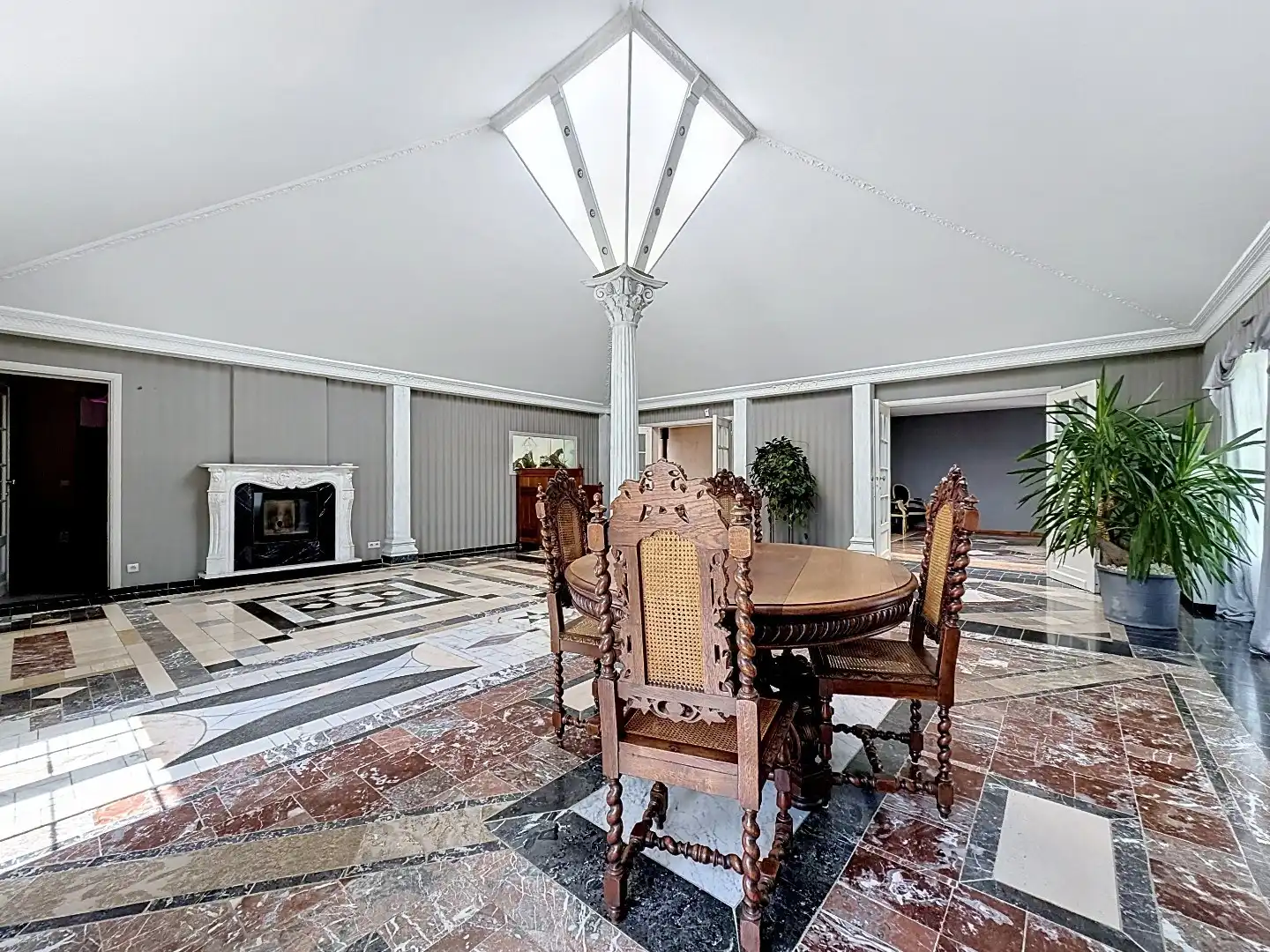 Exclusieve eigendom met handelsruimte, opbrengstappartementen en bouwgrond op toplocatie in Landen foto 4