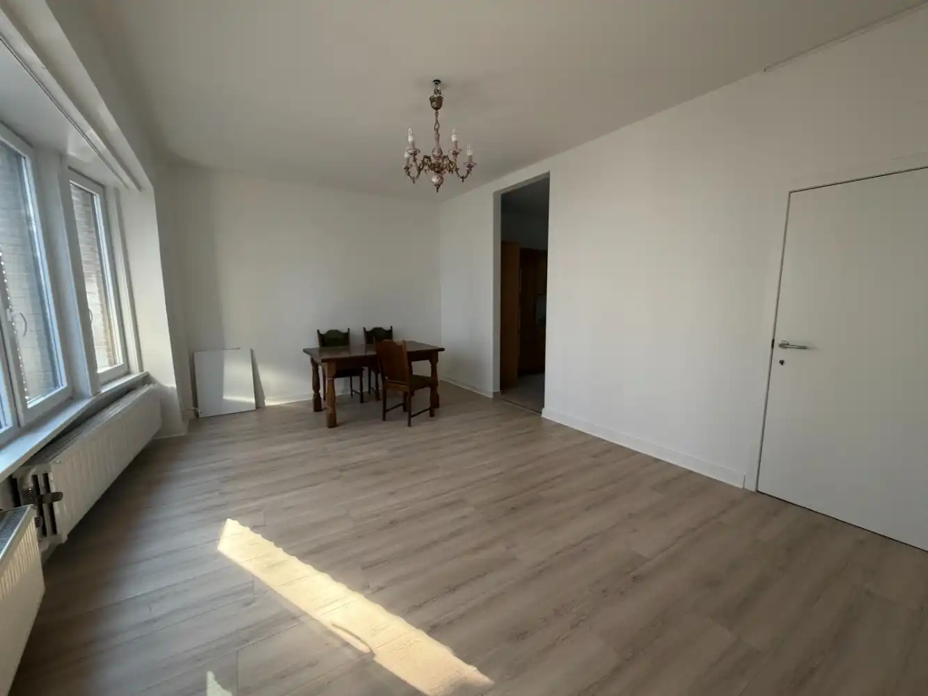 Gerenoveerd appartement met twee slaapkamers gelegen op het eerste verdiep in een gebouw zonder lift. Dichtbij de Markt te Blankenberge. foto 3