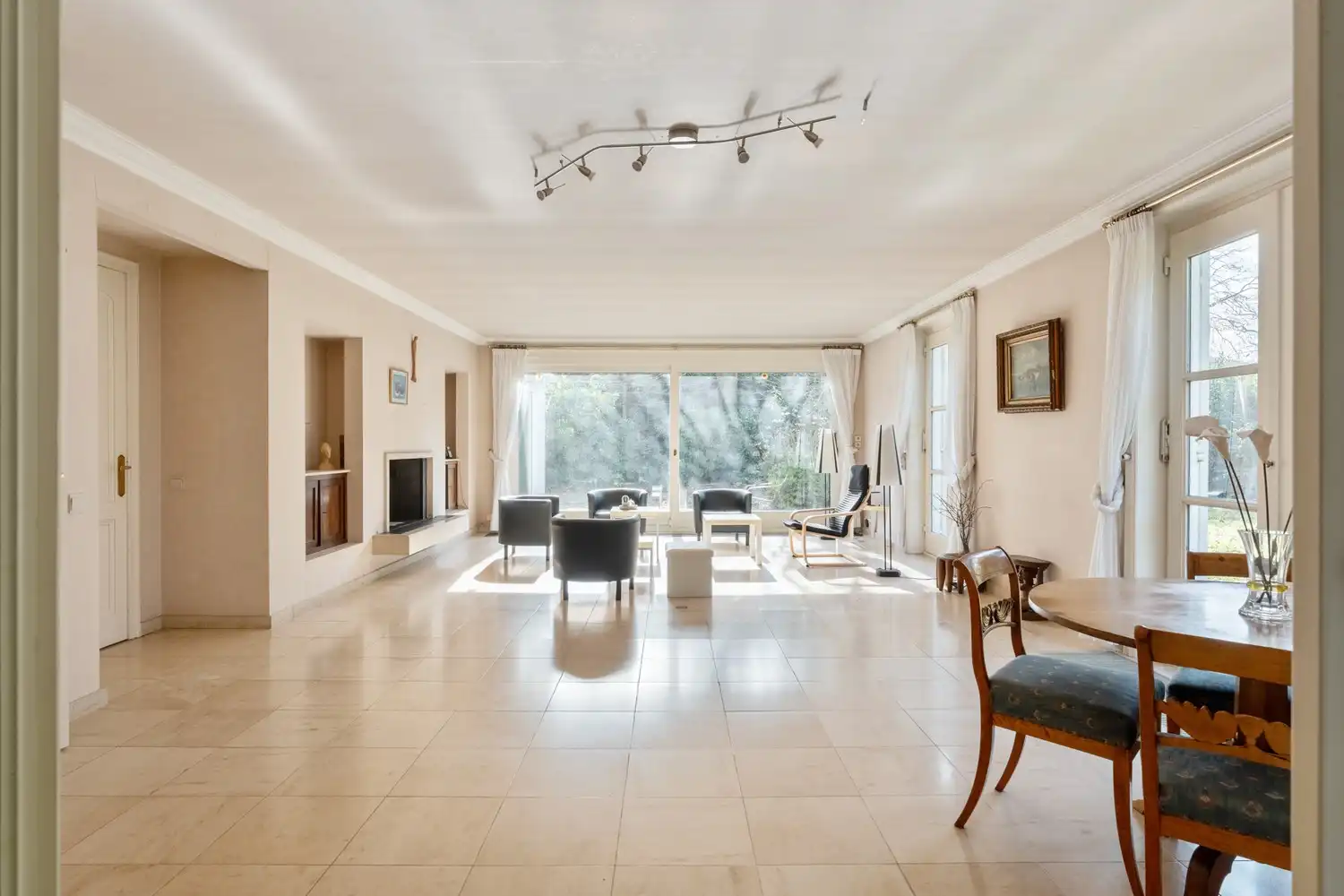 Residentieel gelegen villa met 4-5 ruime slaapkamers/bureau , 2 badkamers, 2 garages en een tuin op een perceel van 11a 71ca te Winksele gemeente Herent. foto 4