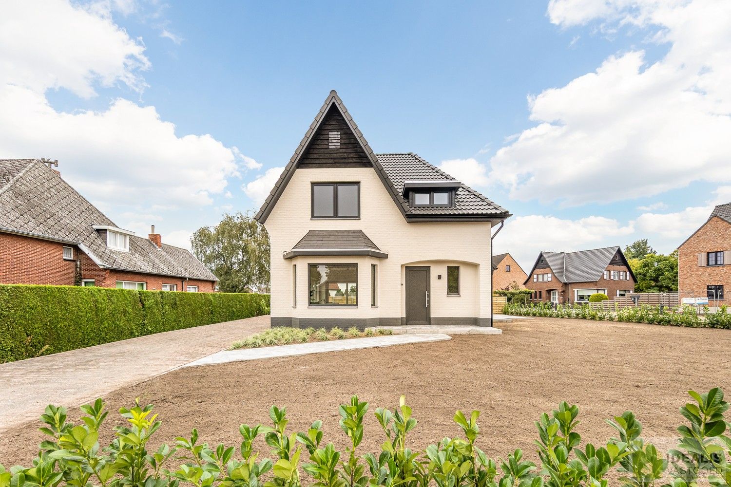 IDEALIS VASTGOED – Schitterend volledig vernieuwde woning met een heerlijke open leefruimte, luxe keuken, 3 ruime slaapkamers, een ruime luxueuze badkamer én een ruime wasplaats! Dit heerlijke huis bevindt zich op een volledig nieuw aangelegd perceel van 7a 88ca vlakbij het centrum van Hamont-Achel, op slechts enkele minuten van de Nederlandse grens - EEN MUST VISIT! - foto 2