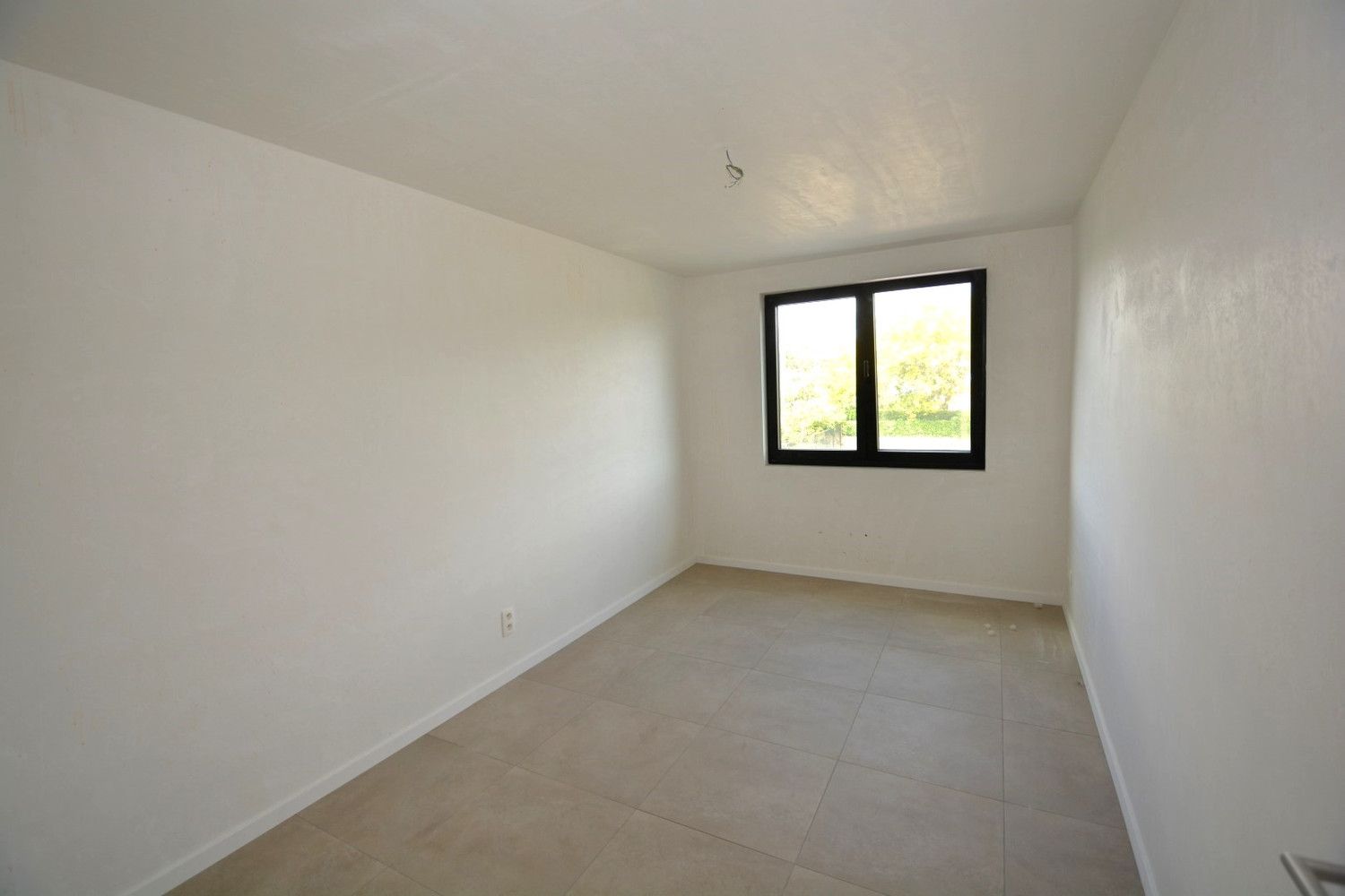 NIEUWBOUWWONING MET 4 SLK, TUIN EN PARKEERPLAATS! foto 9