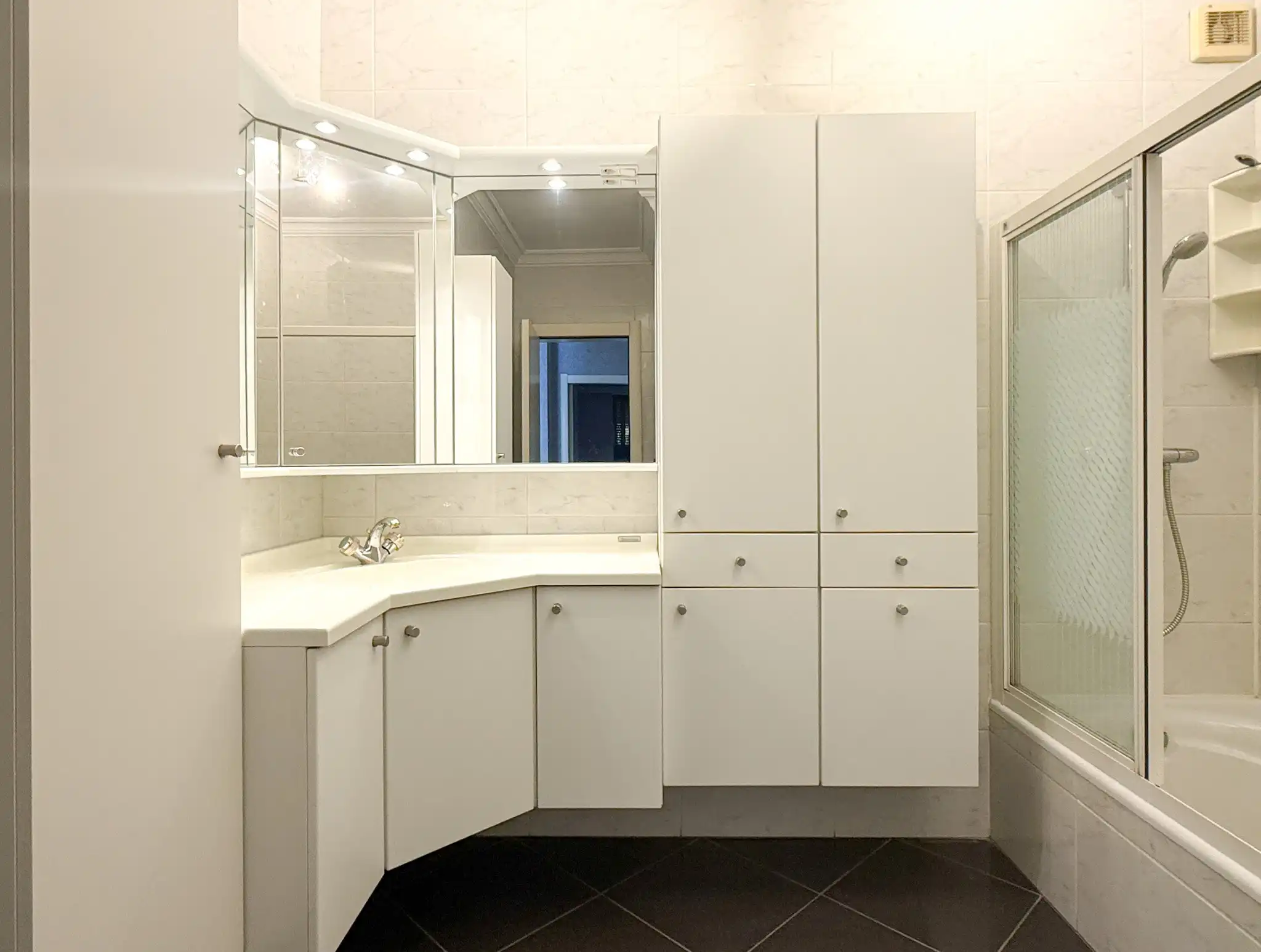 Appartement met twee slaapkamers, twee terrassen en garage in het hartje van Beveren foto 9