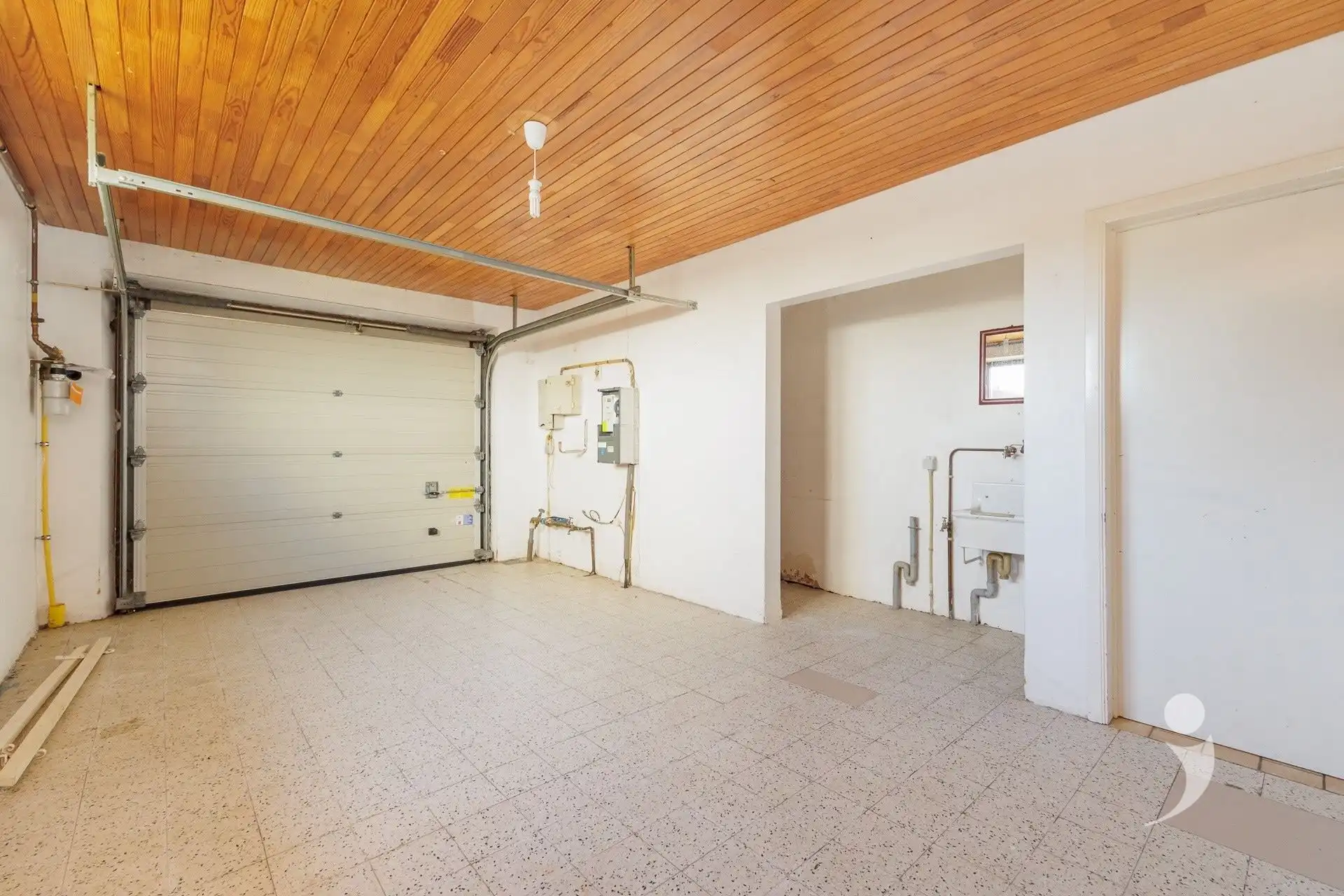 Ruime te renoveren woning met 3 slaapkamers foto 18