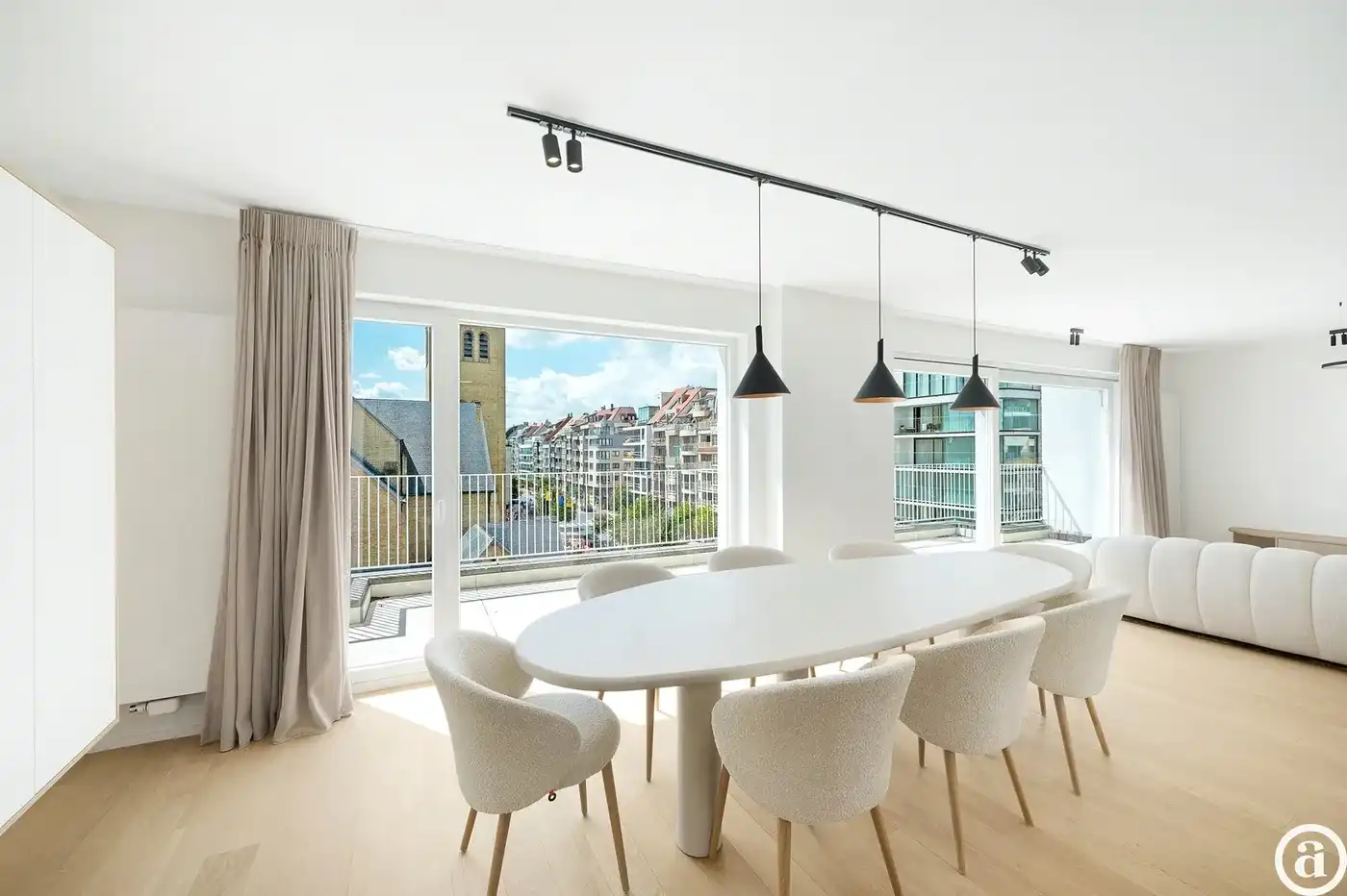Zonnige penthouse (3 slpk) met open zicht nabij Dumortierl. foto {{pictureIndex}}