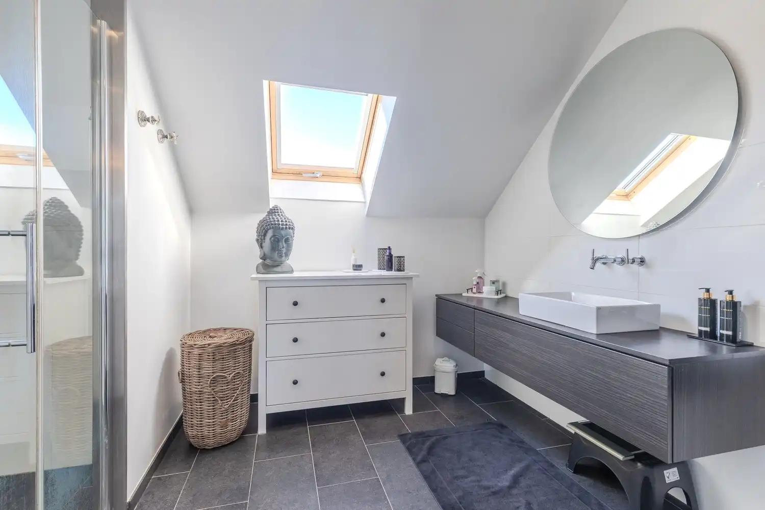 Stijlvolle, instapklare woning met vier slaapkamers, twee badkamers en verwarmd zwembad te koop in Lanaken foto 25