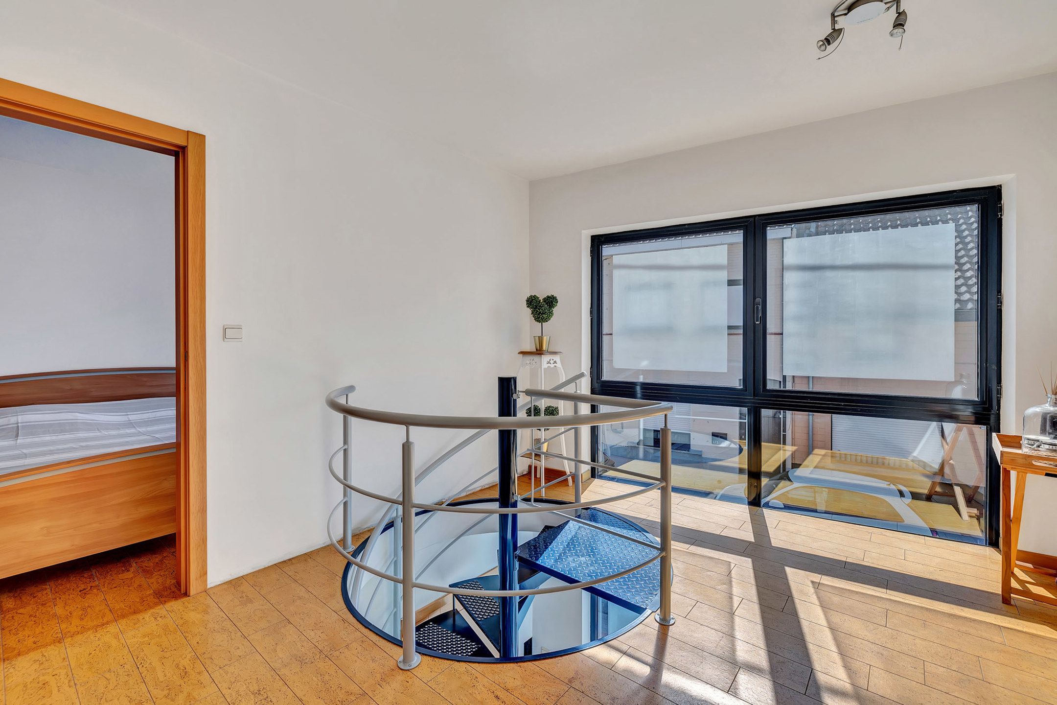 Instapklare woning met garage en tuin foto 16