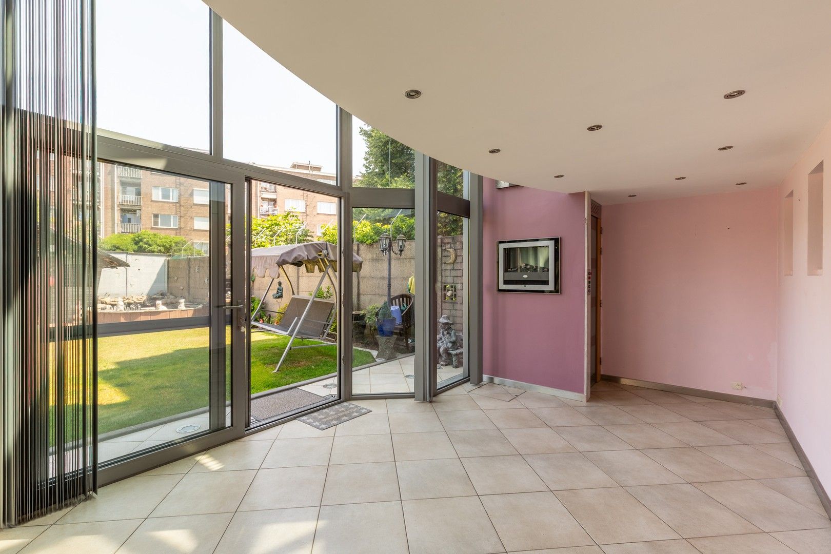 Zeer lichtrijke woning met unieke veranda foto 4