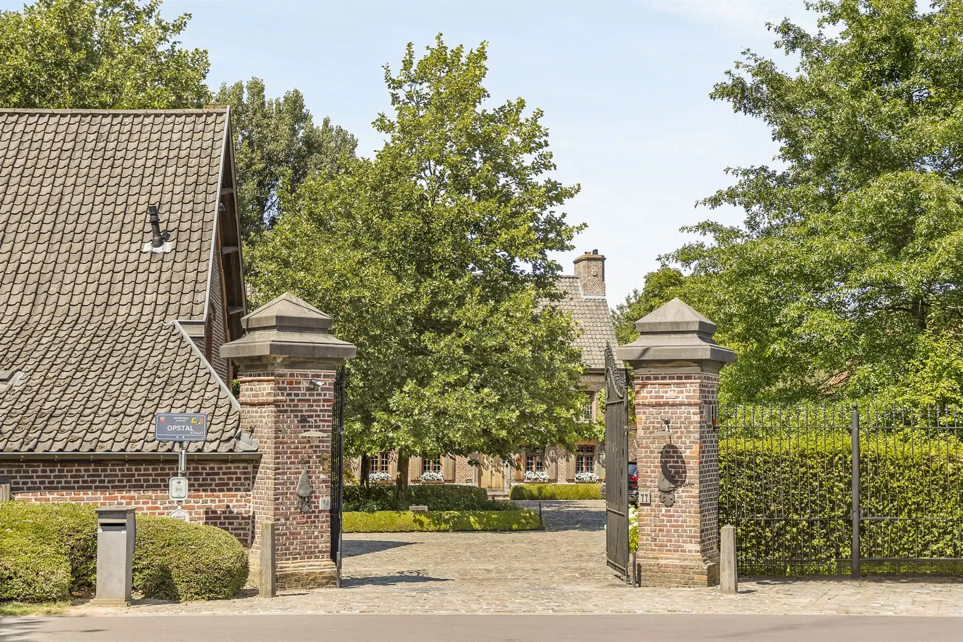 Unieke vierkantshoeve met enorm veel potentieel! foto 3