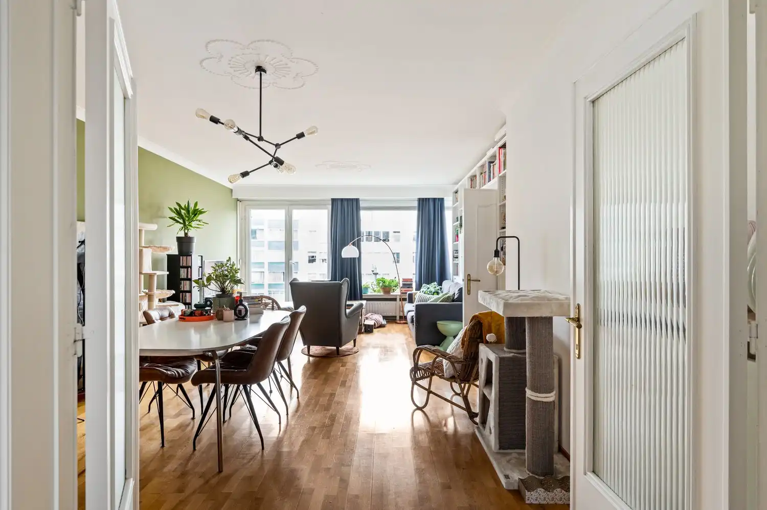 Appartement met 2 slaapkamers en kelderberging op de 3de verdieping in het centrum van Deurne! foto 4