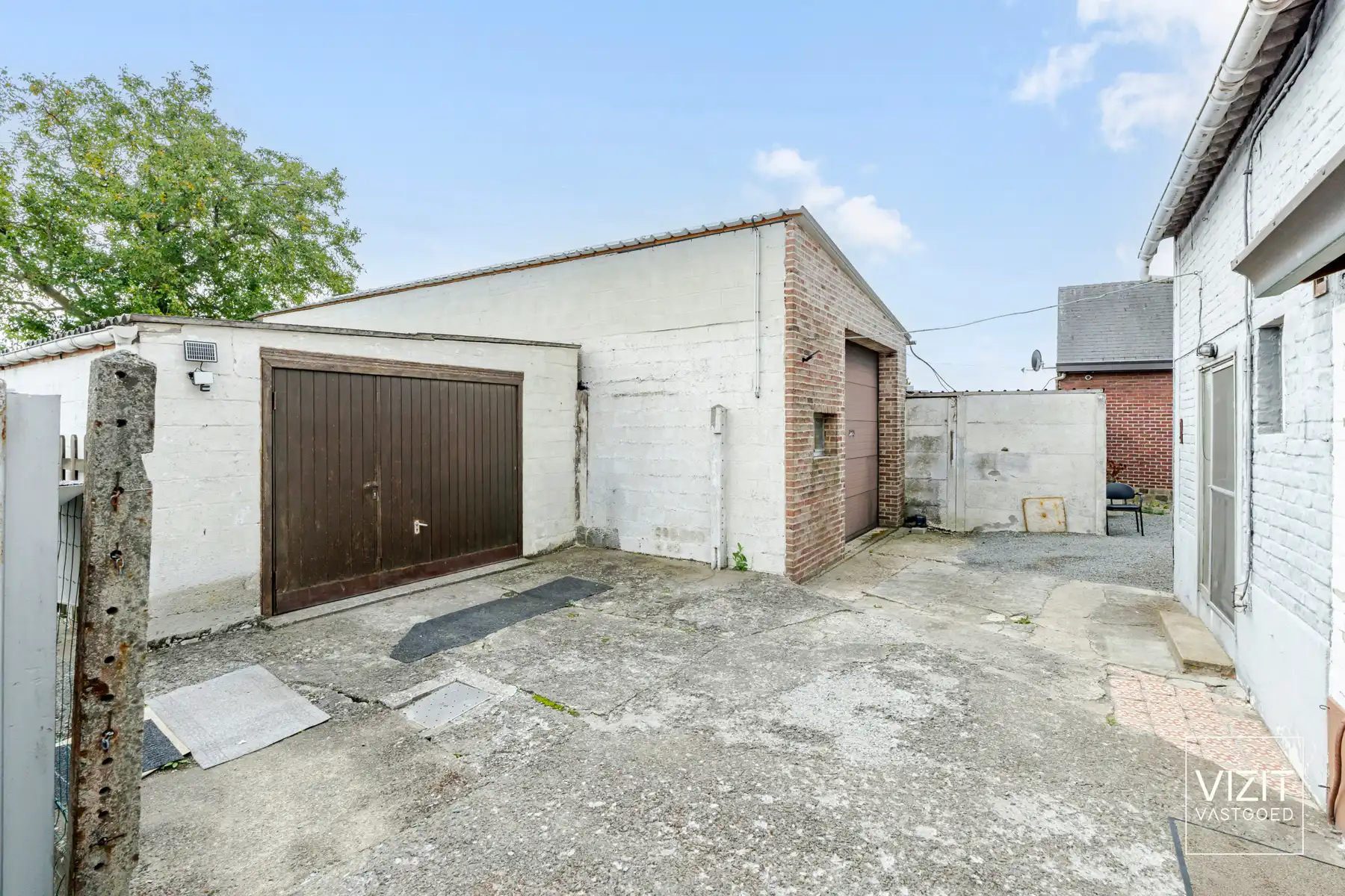 Te renoveren woning met ruime garage en tuin! foto 2
