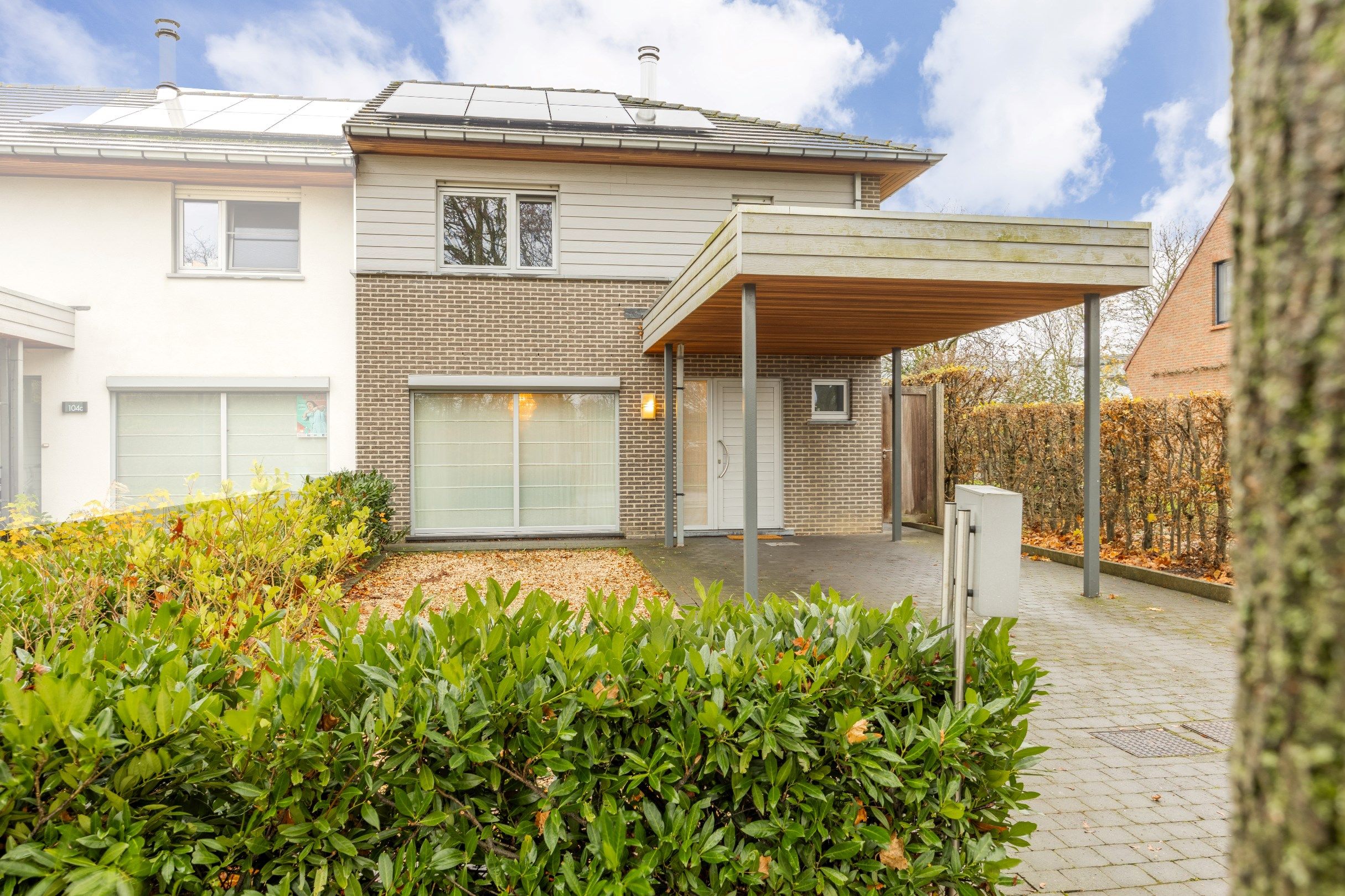 HOB MET CARPORT OP RUSTIGE LOCATIE foto {{pictureIndex}}