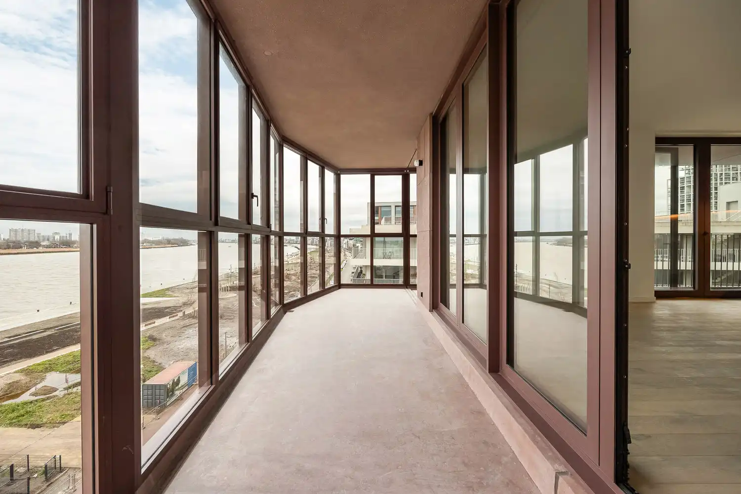 Luxe-appartement met frontaal Scheldezicht met heerlijk terras (30m²) op Nieuw Zuid incl kelderberging - optionele ondergrondse parking beschikbaar foto {{pictureIndex}}