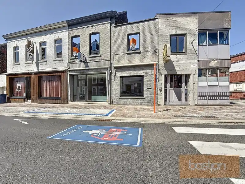 Hoofdfoto van de publicatie: 🏡 Te Koop in het Hart van Zwevegem – Handelspand met Woonst en Garage!